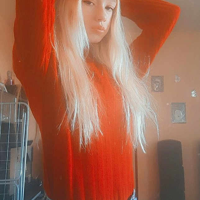 Ilaria participe au concours pour gagner de l'argent avec cette photo : blond, brown_hair, costume_accessory, denim, fictional_character, hair_coloring, lip, long_hair, orange, peach, red, red_hair, step_cutting, waist, wig