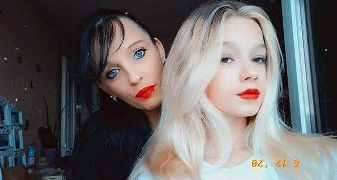 Ilaria participe au concours pour gagner de l'argent avec cette photo : black_hair, event, eye_liner, eyebrow, eyelash, flash_photography, fun, gesture, happy, iris, jaw, layered_hair, lip, lipstick, long_hair, makeover, nose, person, skin, step_cutting