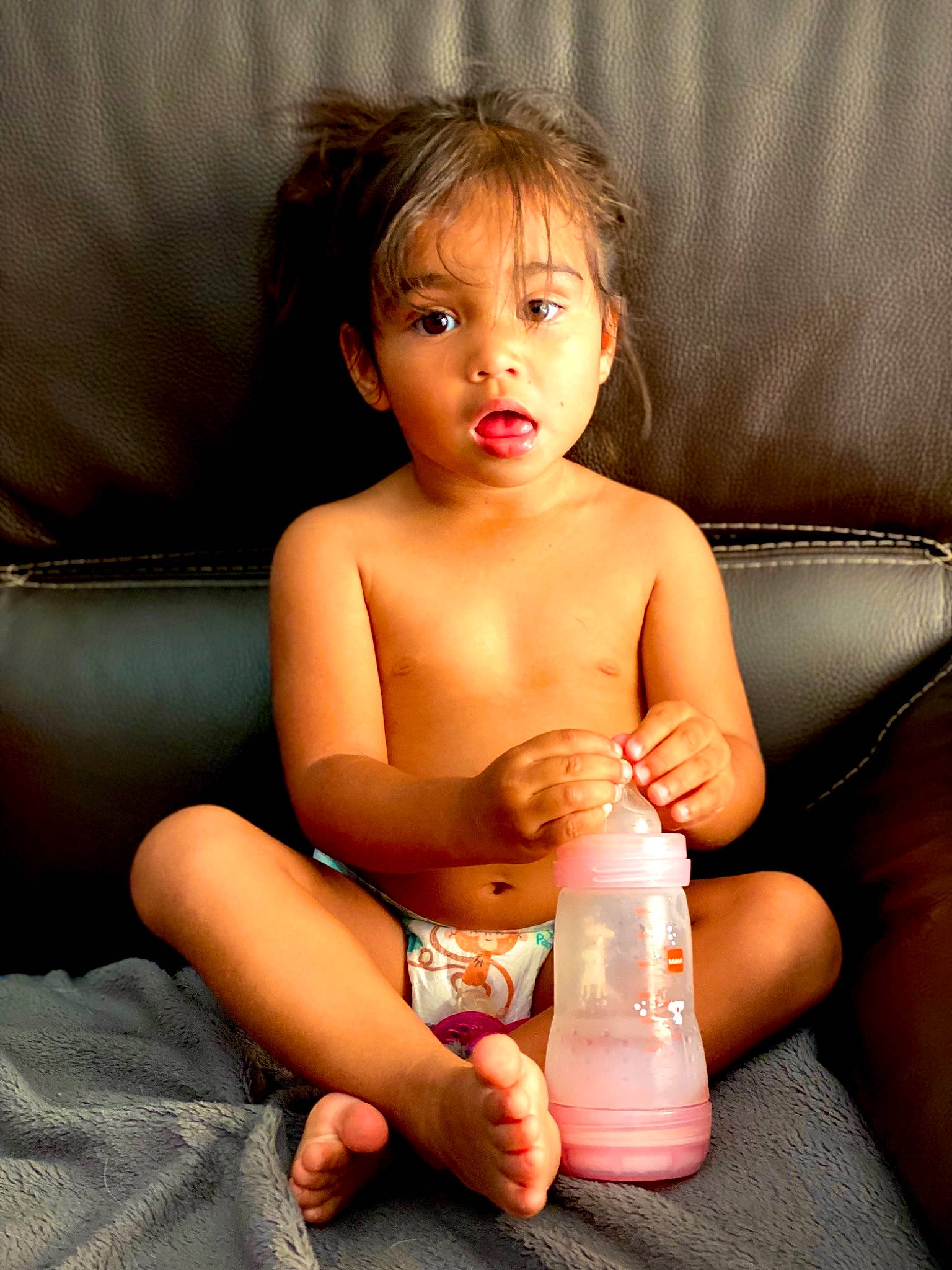 Lena participe au concours pour gagner de l'argent avec cette photo : cheek, chest, chin, comfort, elbow, eye, face, finger, flash_photography, hair, head, human_body, joint, lip, mouth, neck, nose, person, skin, stomach