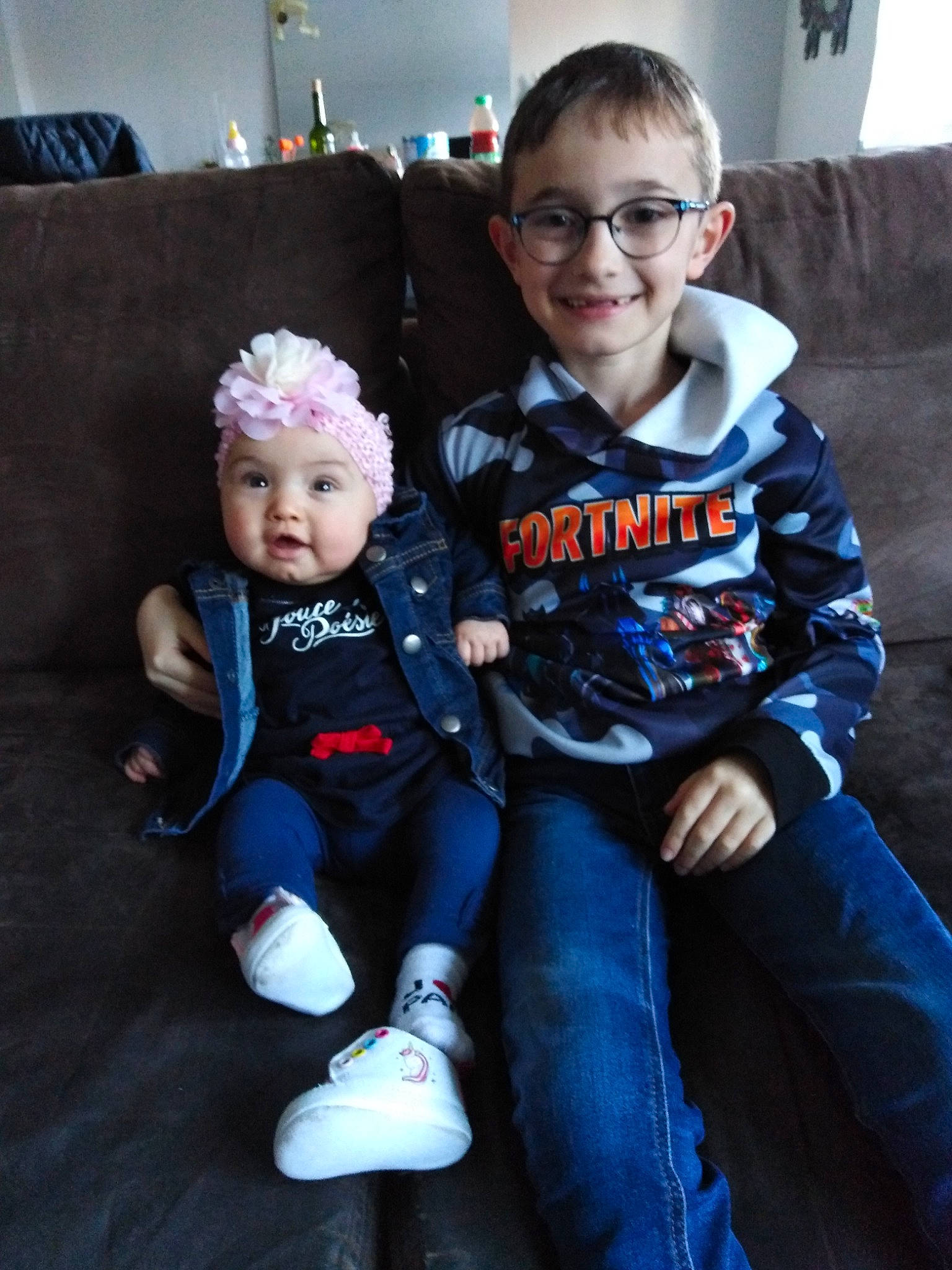 Enzo a rejoint le concours — aidez-le/la à gagner de superbes lots ! baby, child, face, family, glasses, head, jeans, joy, people, person, shoe, sibling, sitting, skin, t_shirt, toddler, toy, vacation