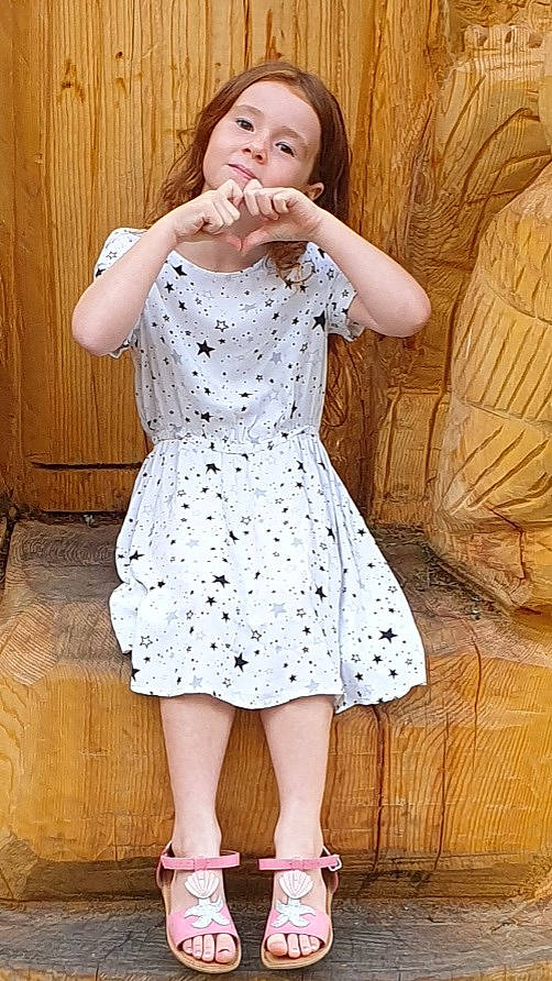 Honorine participe au concours pour gagner de l'argent avec cette photo : beauty, black_hair, day_dress, dress, fashion_design, flash_photography, footwear, gesture, hair, happy, joint, knee, leg, neck, one_piece_garment, person, shoulder, skin, sleeve, thigh