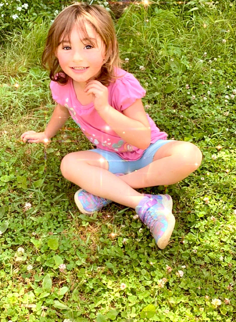 Arianna is registered to the contest to win money with this photo: child, child_model, finger, fun, grass, joy, leg, meadow, people_in_nature, person, plant, play, sitting, smile, toddler
