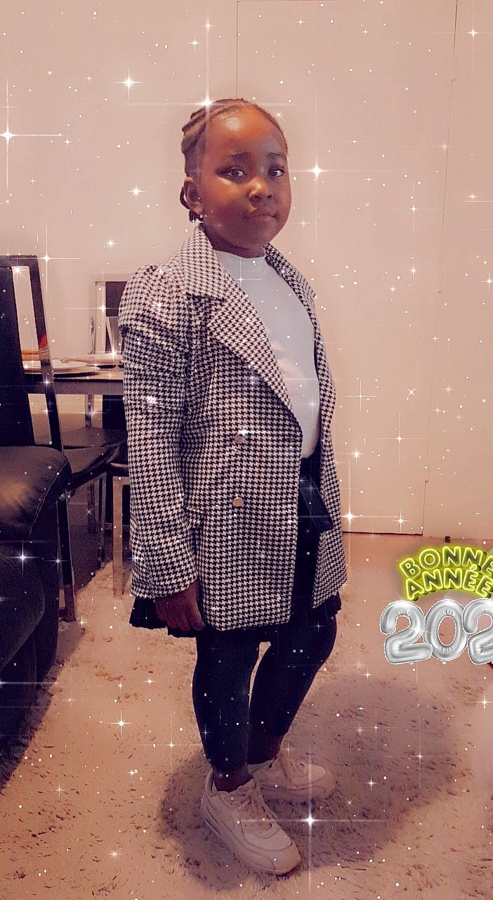 Jocelayne a rejoint le concours — aidez-le/la à gagner de superbes lots ! button, cabinetry, chest_of_drawers, collar, dress_shirt, fashion_design, pattern, person, refrigerator, shelf, style, television, tie