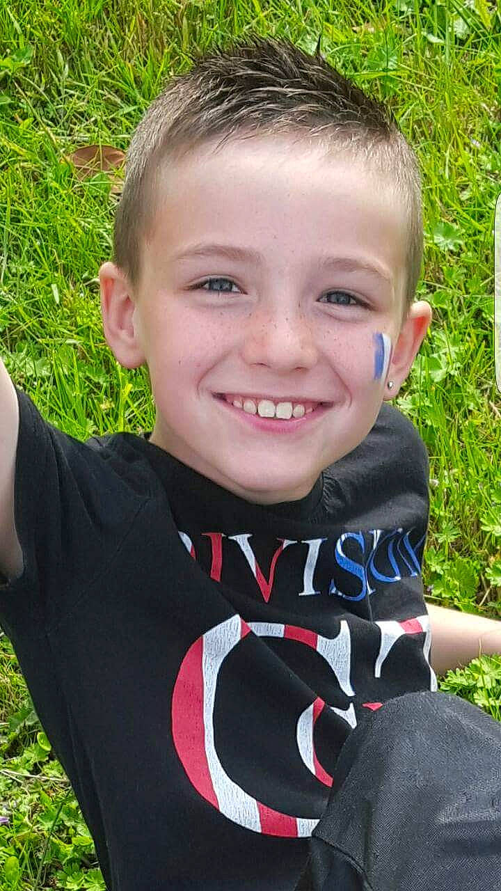 Bryan a rejoint le concours — aidez-le/la à gagner de superbes lots ! cheek, child, face, facial_expression, grass, happy, head, joy, male, person, plant, smile, toddler, tooth