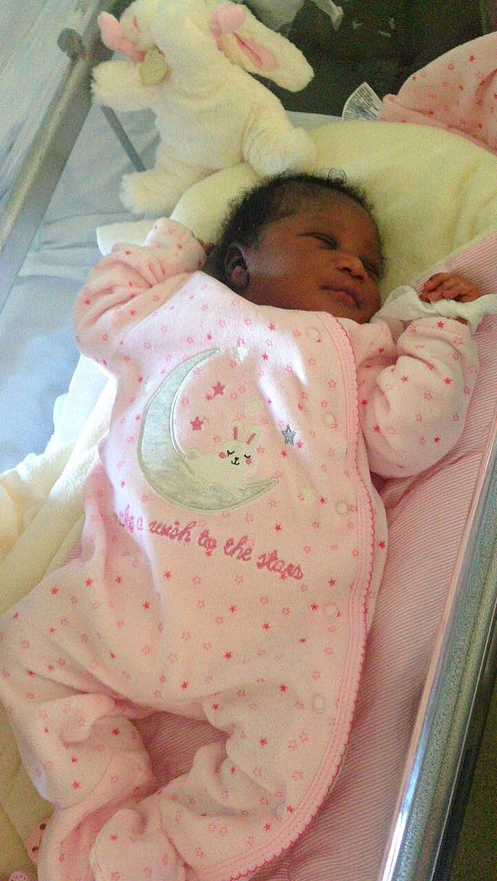 Houlemata a rejoint le concours — aidez-le/la à gagner de superbes lots ! baby, baby_sleeping, bedtime, birth, cheek, child, childbirth, infant_bed, person, pink, sleep