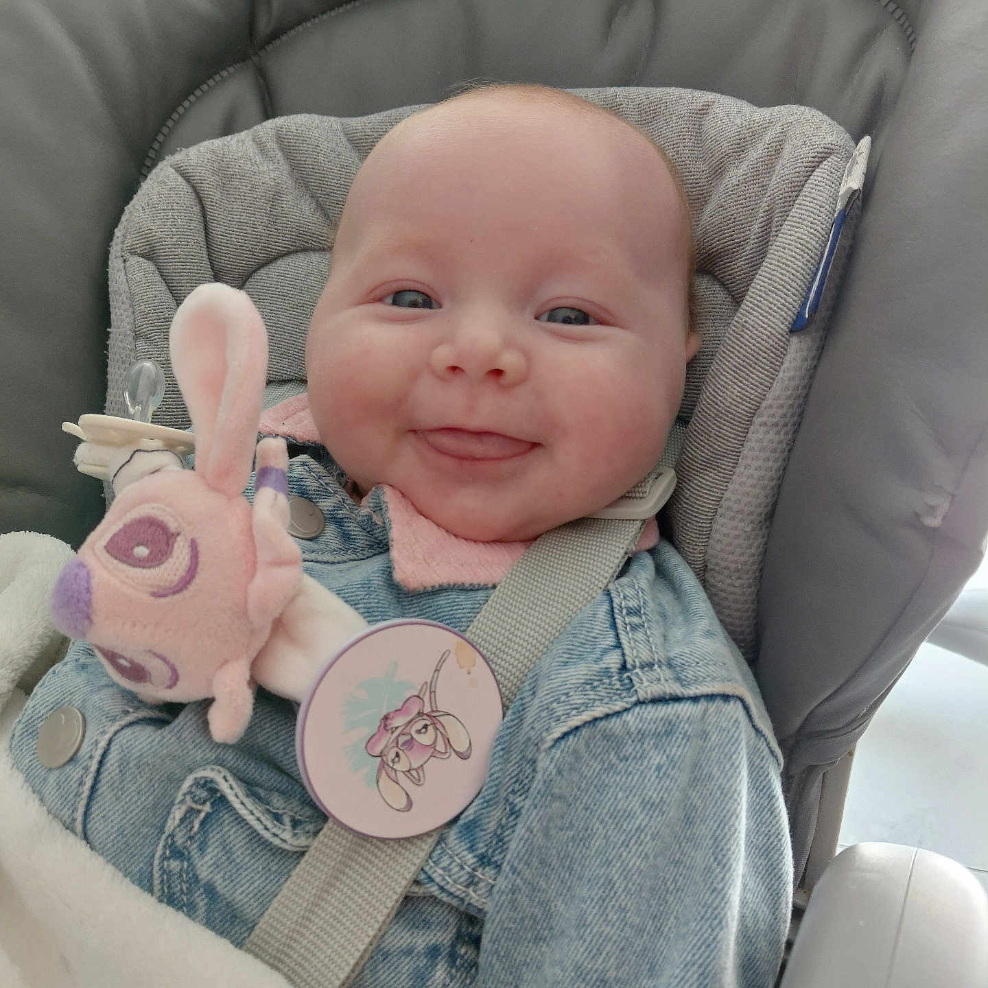 Elena participe au concours pour gagner de l'argent avec cette photo : baby, denim_jacket, car_seat, gray, plush_toy, pink_bunny, smile, tongue_out, happy, child, infant, seat_belt, cute, indoor, soft_toy, close_up, person, clothing, head, face