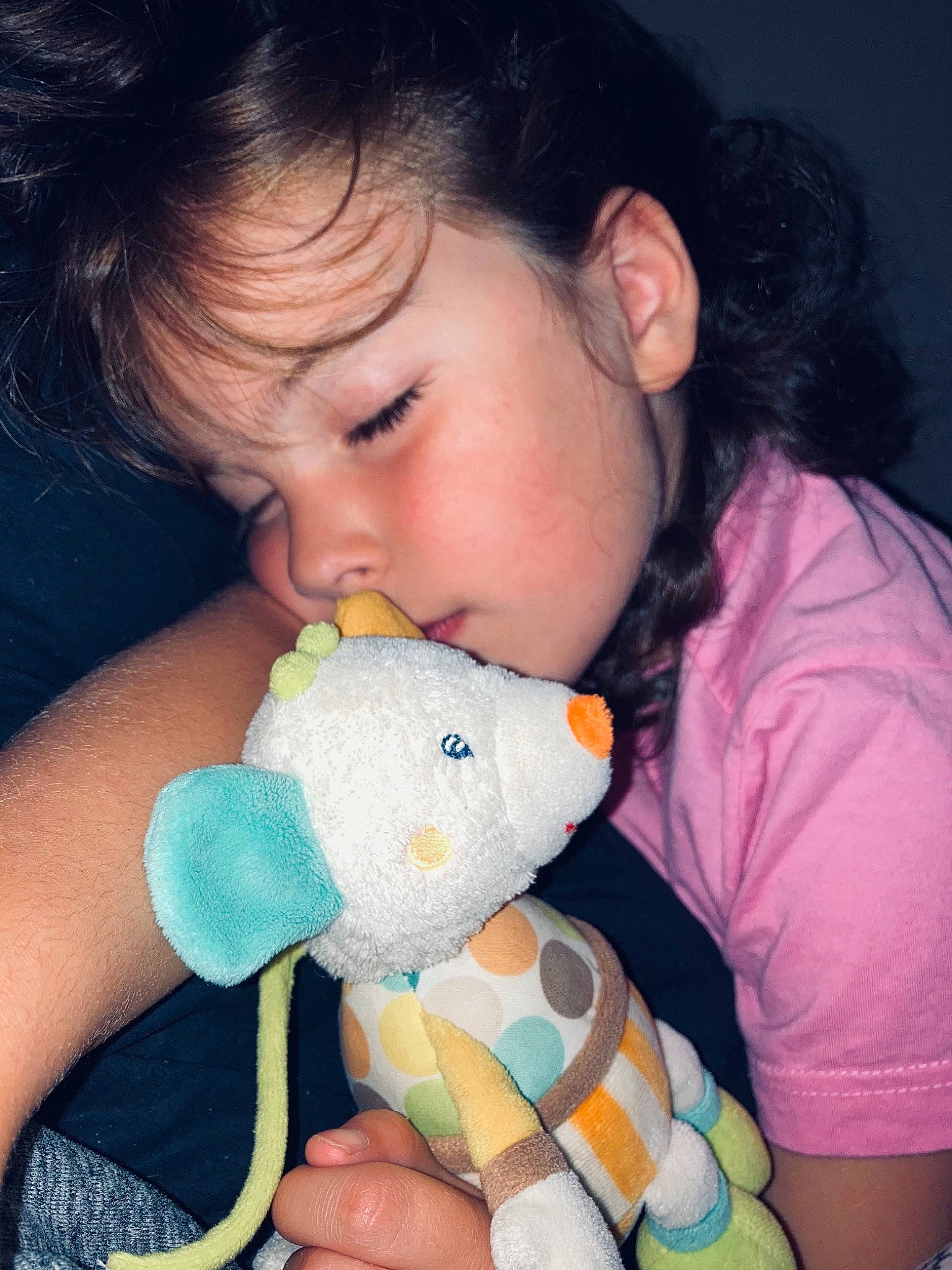 Mathilde participe au concours pour gagner de l'argent avec cette photo : arm, cheek, ear, eyelash, finger, gesture, green, hair, hand, happy, iris, lip, mammal, mouth, nose, organ, person, skin, textile, vertebrate