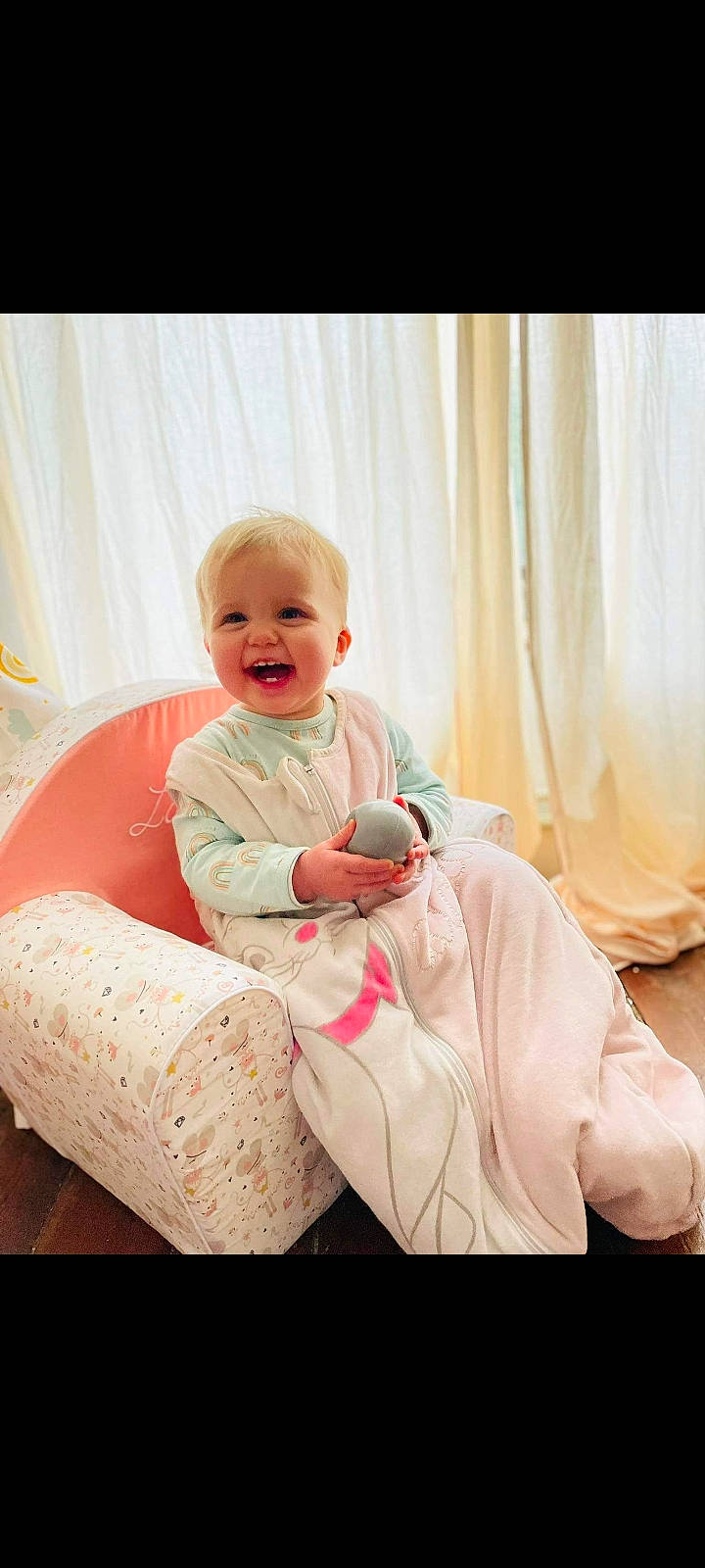 Lou-isa a rejoint le concours — aidez-le/la à gagner de superbes lots ! baby, baby_toddler_clothing, blond, child, comfort, couch, curtain, event, flash_photography, flooring, fun, happy, head, peach, person, sitting, skin, sleeve, smile, toddler