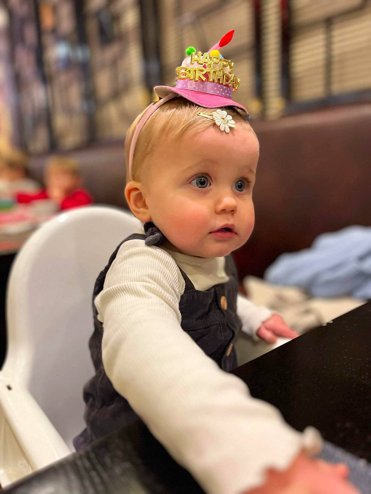 Lou-isa participe au concours pour gagner de l'argent avec cette photo : baby, baby_toddler_clothing, chair, cheek, child, event, eye, eyelash, fashion_accessory, fun, hair, hair_accessory, happy, head, headband, headgear, headpiece, iris, jewellery, person