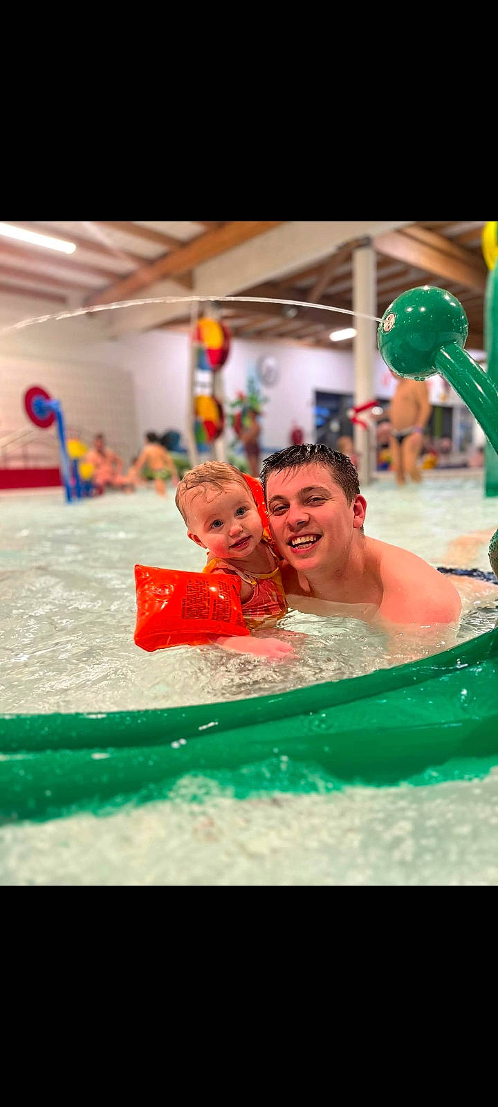 Lou-isa a rejoint le concours — aidez-le/la à gagner de superbes lots ! aqua, bathing, child, event, fun, games, green, happy, joy, leisure, nonbuilding_structure, people, person, personal_protective_equipment, play, recreation, smile, swimming_pool, toddler, vacation