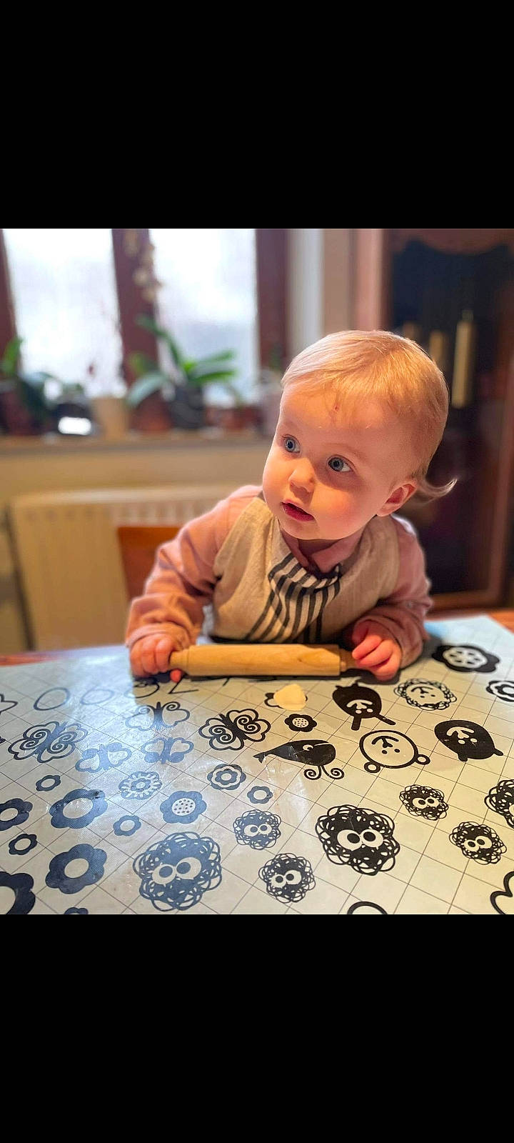 Lou-isa participe au concours pour gagner de l'argent avec cette photo : art, baby, baby_toddler_clothing, cheek, child, floor, flooring, fun, hardwood, indoor_games_and_sports, linens, pattern, person, play, room, sitting, smile, standing, table, toddler