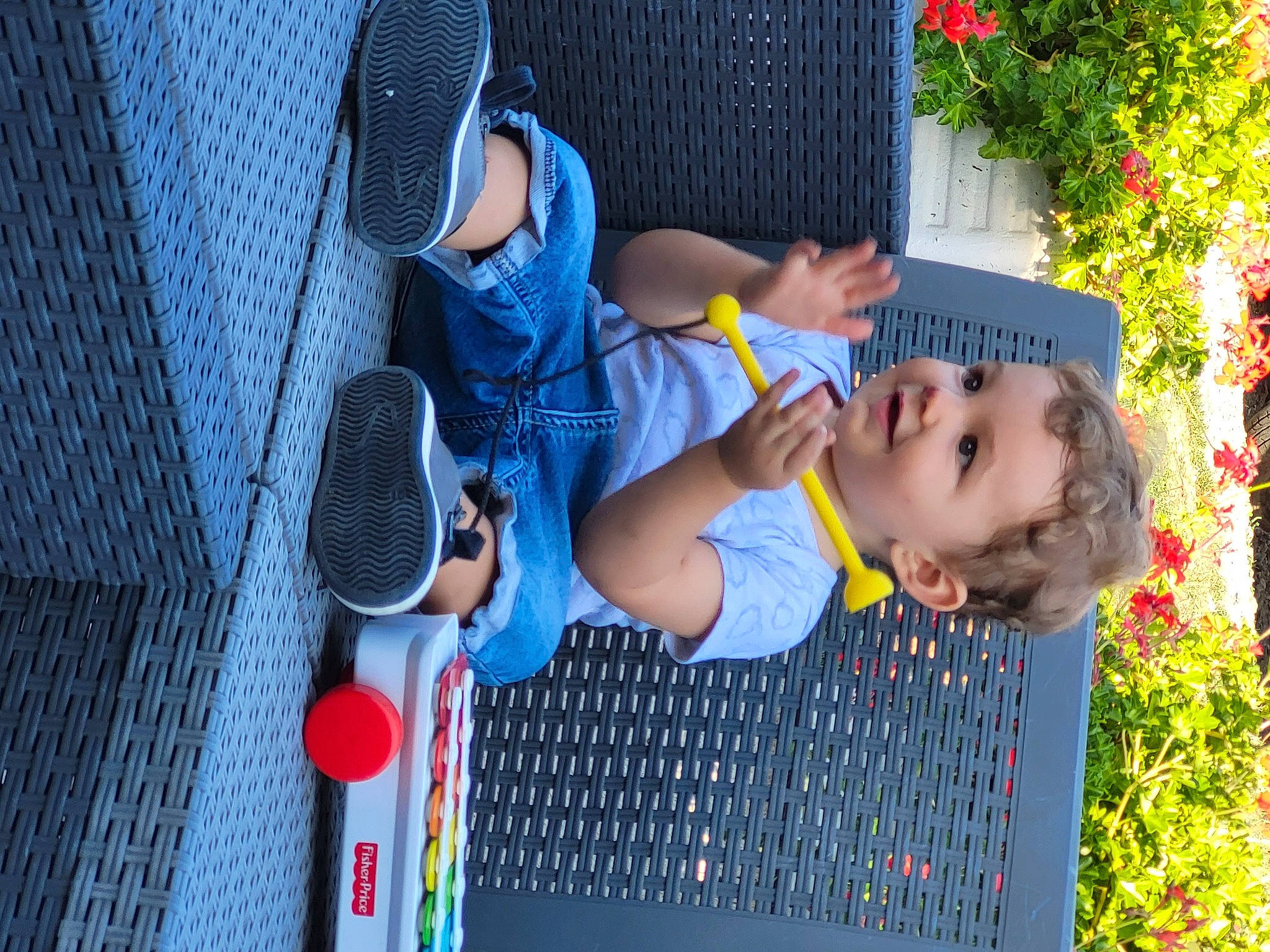 Diego participe au concours pour gagner de l'argent avec cette photo : baby, child, electric_blue, fun, grass, happy, hat, leisure, person, plant, play, recreation, shorts, smile, t_shirt, tire, toddler, tree, vacation, vehicle_door