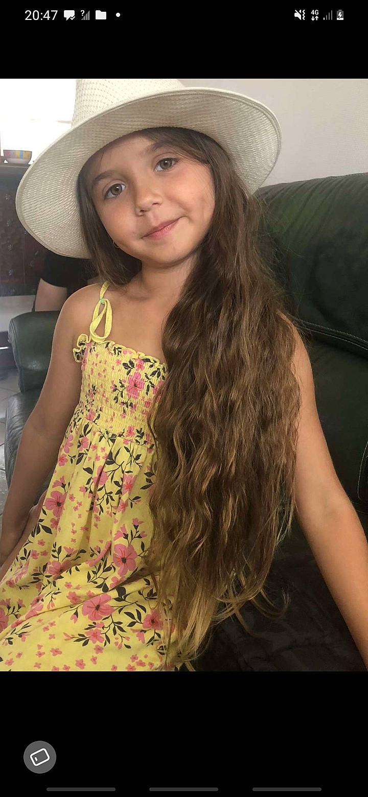 Julia a rejoint le concours — aidez-le/la à gagner de superbes lots ! black_hair, cool, day_dress, dress, eye, eyelash, face, fashion, flash_photography, hair, hairstyle, happy, hat, head, headwear, joy, lip, neck, person, skin