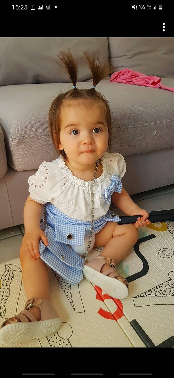 Léana a rejoint le concours — aidez-le/la à gagner de superbes lots ! baby, baby_toddler_clothing, cheek, child, comfort, eye, eyelash, happy, human_leg, knee, neck, pattern, person, product, sitting, skin, sleeve, thigh, toddler, trunk