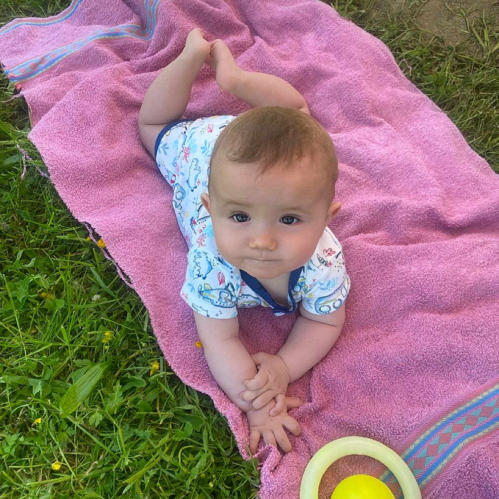 Amin participe au concours pour gagner de l'argent avec cette photo : baby, backyard, ball, blanket, face, food, grass, head, lawn, nature, outdoors, person, photography, plant, portrait, sport, summer, tennis, tennisball, yard
