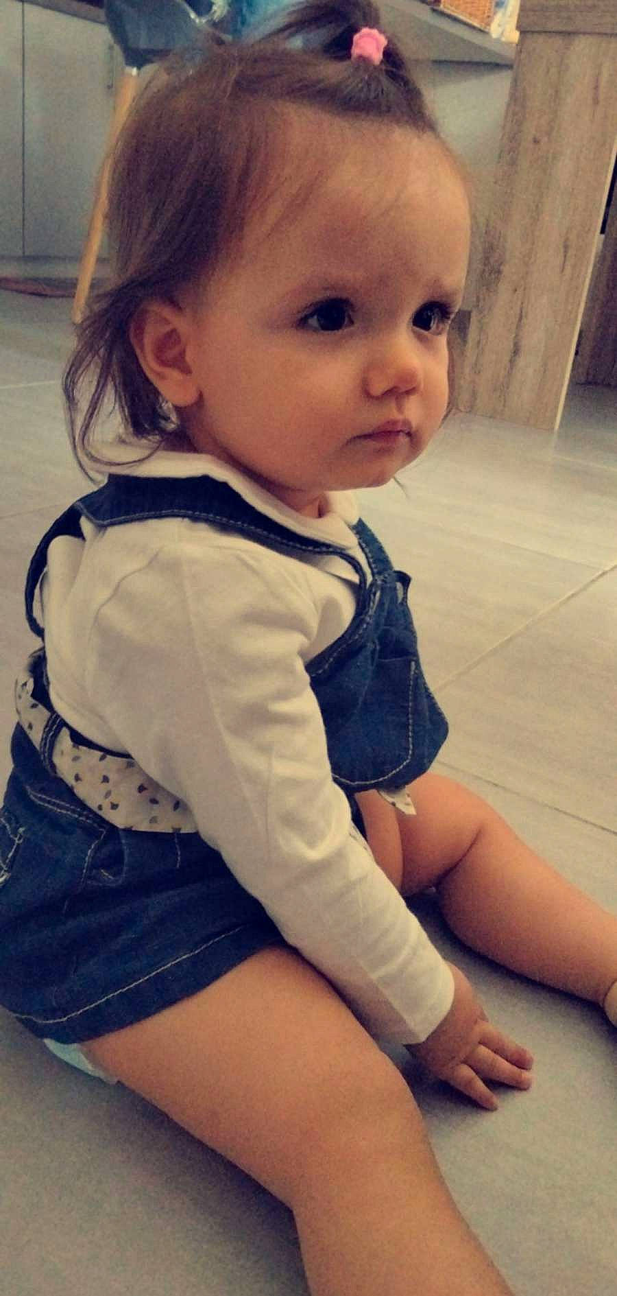 Mina a rejoint le concours — aidez-le/la à gagner de superbes lots ! baby_toddler_clothing, cheek, clothing, eye, eyelash, hair, hairstyle, head, human_body, iris, joint, lip, neck, nose, organ, person, shoulder, skin, sleeve, standing