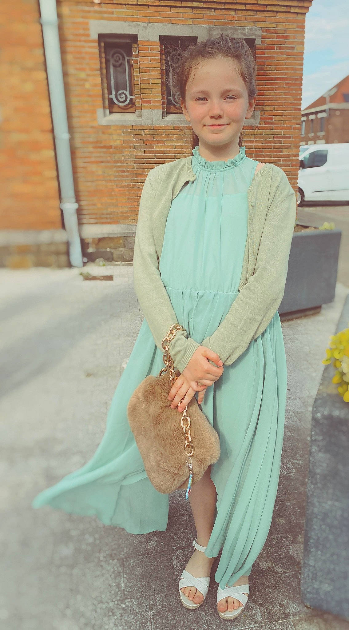 Emmy participe au concours pour gagner de l'argent avec cette photo : blazer, blond, denim, dress_shirt, electric_blue, fashion_design, formal_wear, gown, jewellery, joy, knee, neck, necklace, pattern, person, shoe, sleeve, smile, trunk, vintage_clothing