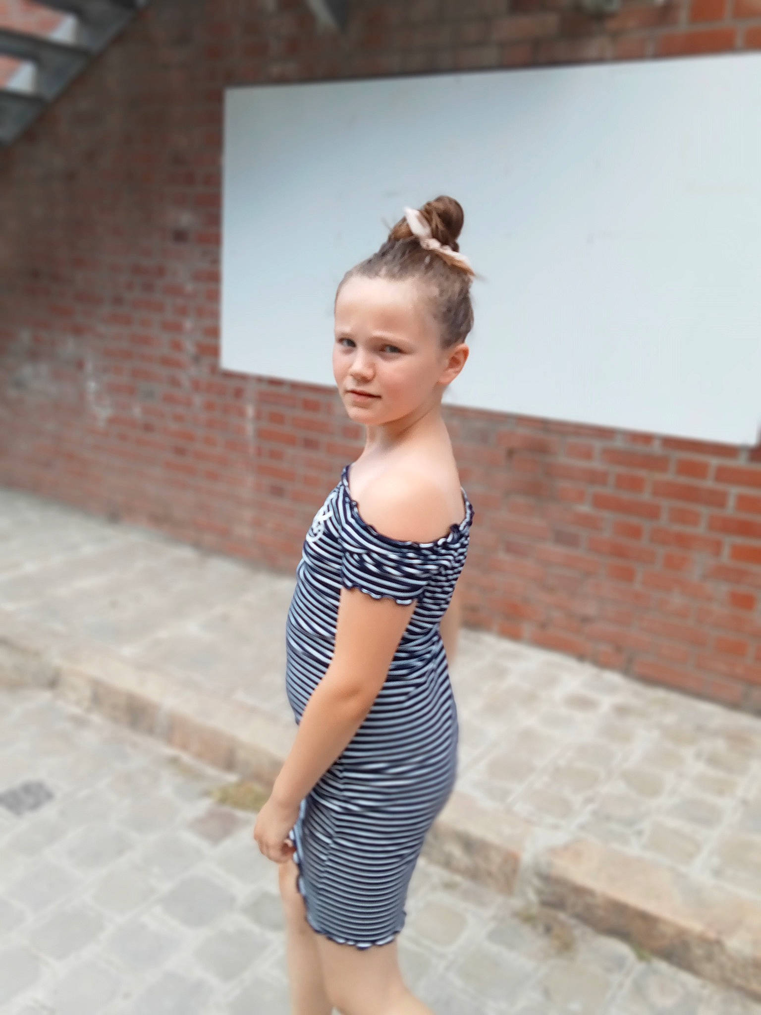 Emmy a rejoint le concours — aidez-le/la à gagner de superbes lots ! arm, dance, day_dress, dress, electric_blue, event, fashion_design, flooring, human_leg, joint, leg, neck, one_piece_garment, pattern, person, shoulder, sleeve, sportswear, thigh, trunk