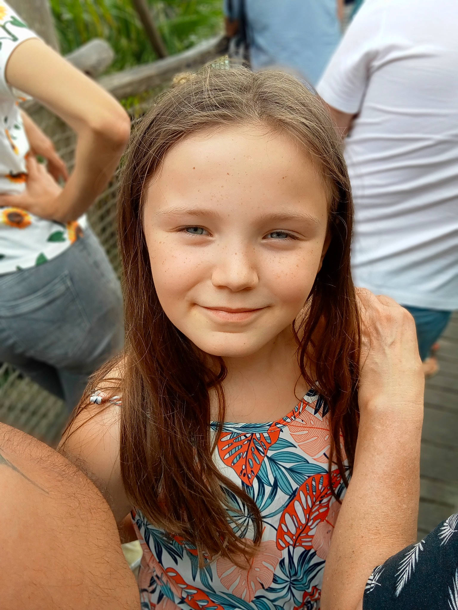 Emmy a rejoint le concours — aidez-le/la à gagner de superbes lots ! child, event, facial_expression, fashion, finger, fun, grass, hairstyle, happy, jewellery, joy, leisure, long_hair, people, person, recreation, skin, smile, summer, thigh