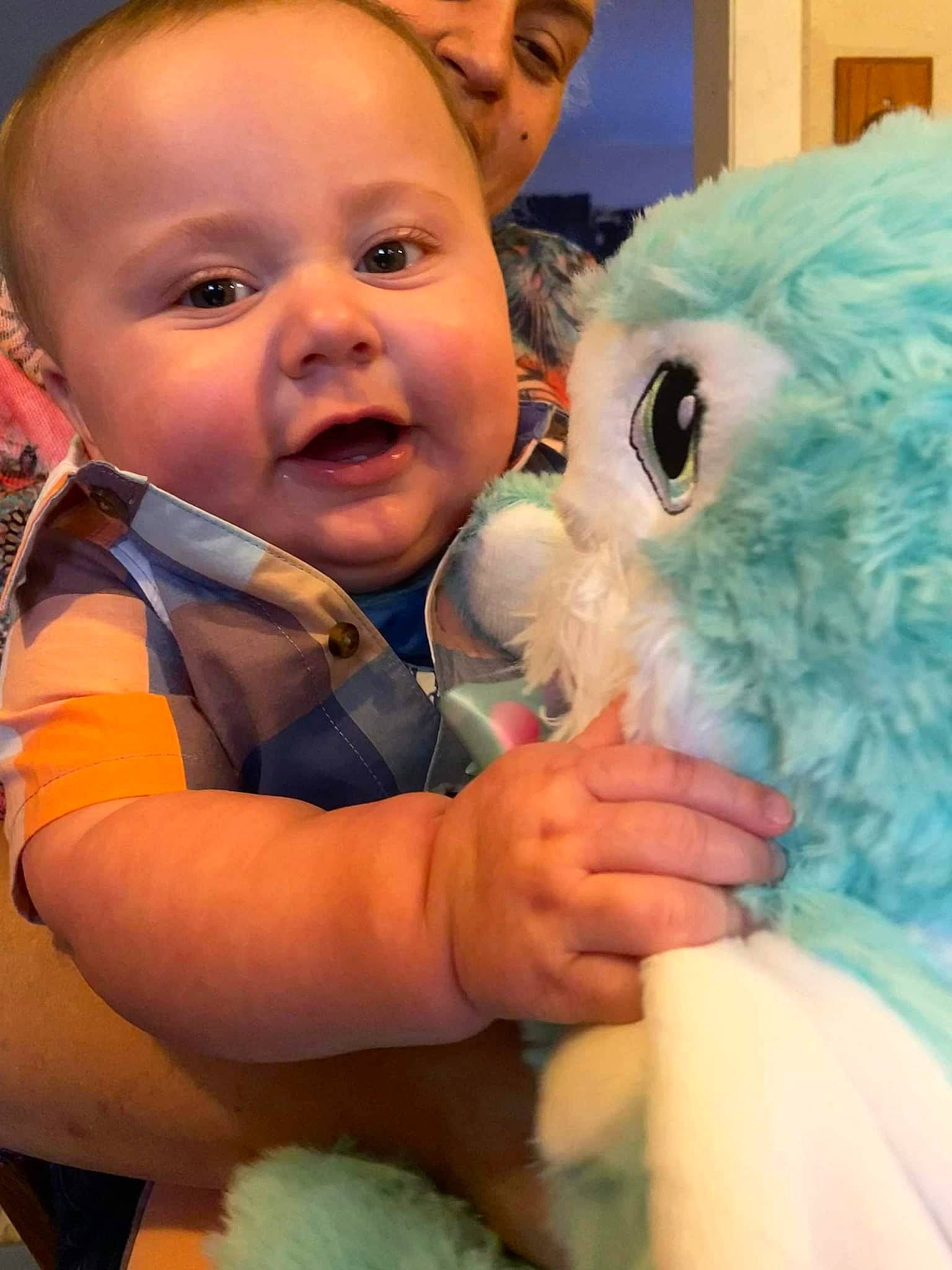 Lukas is registered to the contest to win money with this photo: baby_toddler_clothing, blue, cheek, facial_expression, finger, gesture, hand, happy, head, human_body, interaction, iris, lip, mouth, nose, person, photograph, skin, smile, toddler