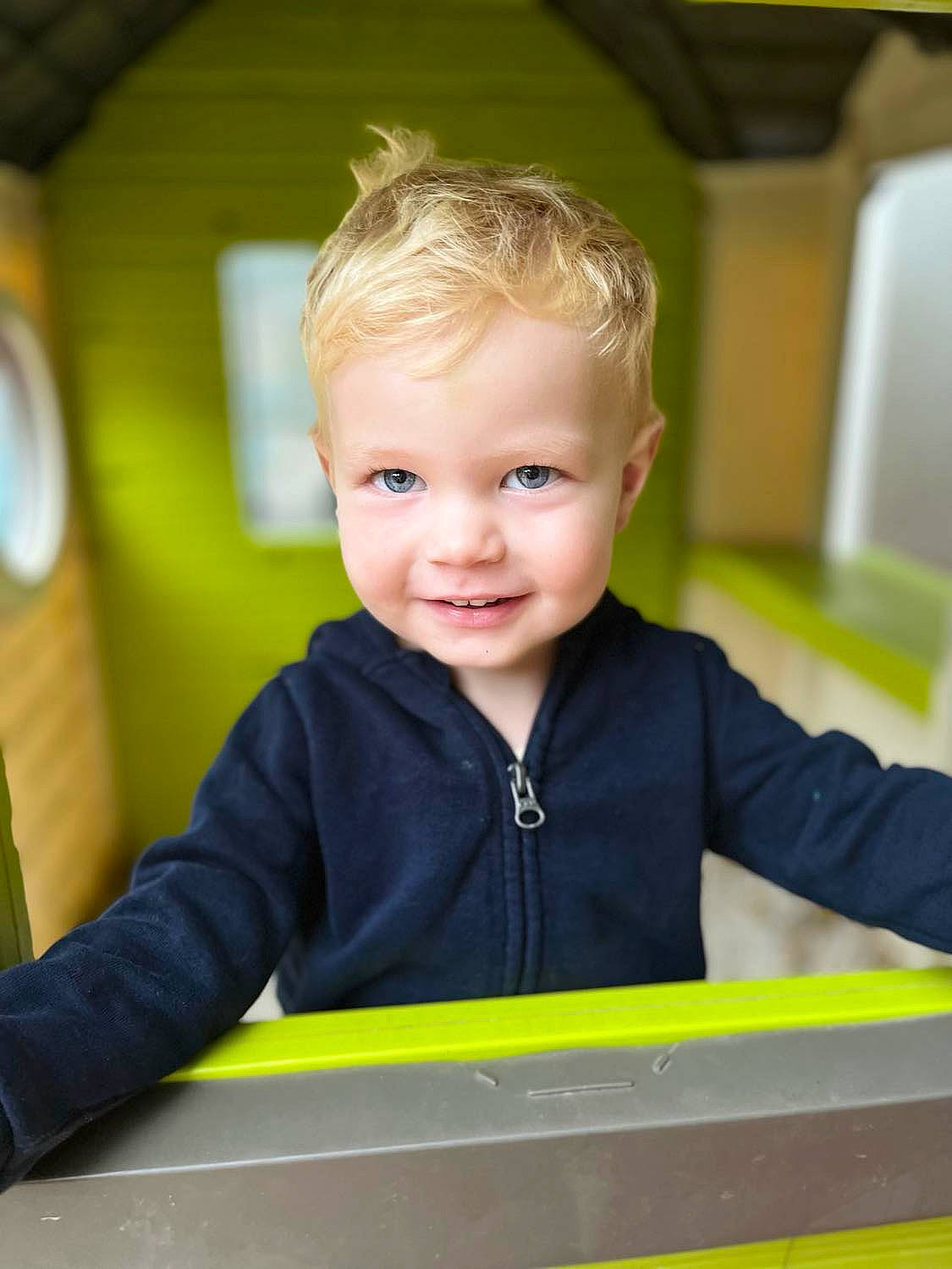 Maë a rejoint le concours — aidez-le/la à gagner de superbes lots ! child, desk, electric_blue, fun, grass, happy, joy, leisure, person, play, portrait_photography, product, recreation, room, sitting, skin, smile, standing, t_shirt, table