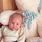 Miya a rejoint le concours — aidez-le/la à gagner de superbes lots ! baby, blue_eyes, bow, bunny, child, clothing, cute, floral_pattern, hand, indoor, infant, long_sleeve, pants, plush_toy, portrait, smiling, soft_texture, stuffed_animal, toddler, wooden_wall