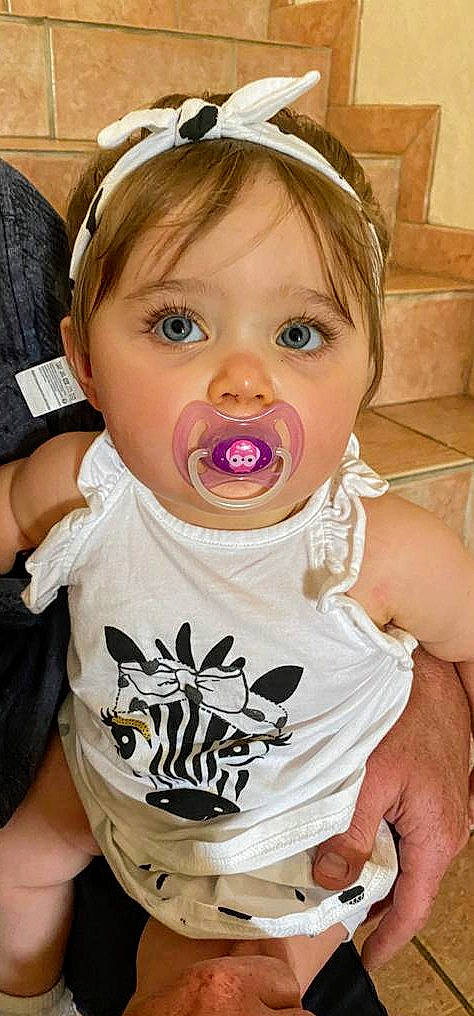 Mélissa a rejoint le concours — aidez-le/la à gagner de superbes lots ! baby, baby_toddler_clothing, cheek, chin, ear, eye, eyebrow, eyelash, face, happy, head, iris, lip, mouth, nose, person, pink, skin, sleeve, toddler