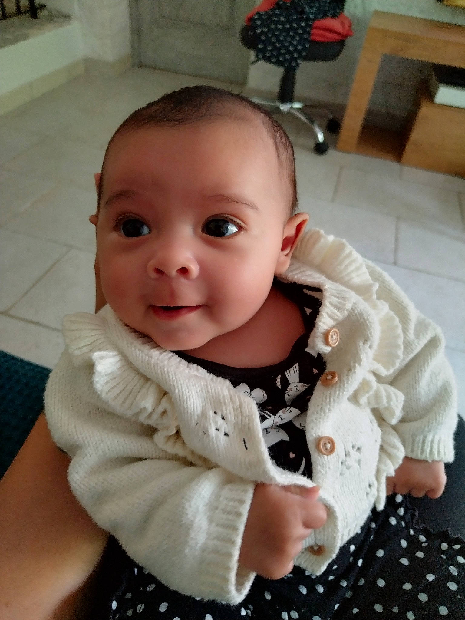 Giulia participe au concours pour gagner de l'argent avec cette photo : arm, baby, baby_toddler_clothing, chair, cheek, child, collar, comfort, eye, eyelash, flooring, fun, gesture, happy, iris, lip, person, sitting, skin, sleeve