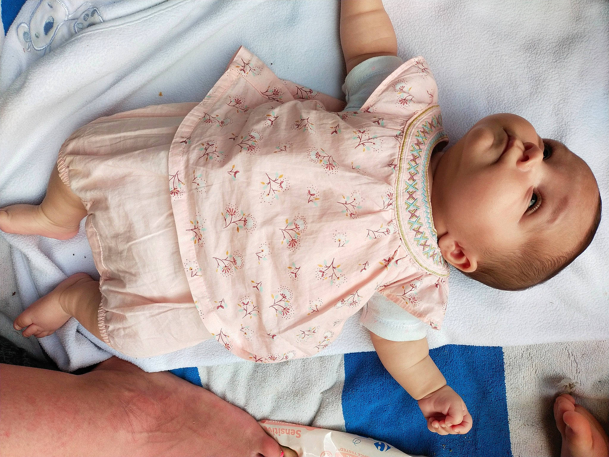 Talyna a rejoint le concours — aidez-le/la à gagner de superbes lots ! arm, baby, baby_sleeping, baby_toddler_clothing, cheek, child, comfort, facial_expression, finger, happy, human_body, joint, mouth, pattern, person, pink, skin, sleeve, textile, thigh