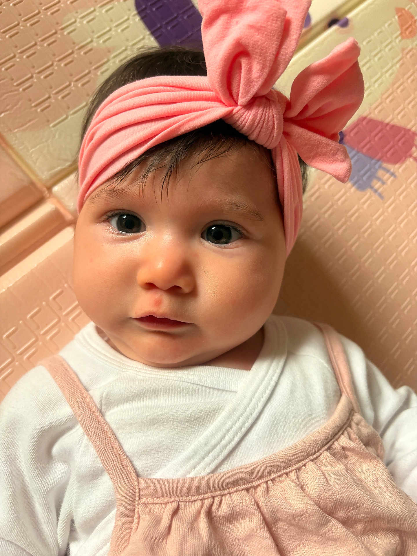 Rose participe au concours pour gagner de l'argent avec cette photo : baby, infant, headband, pink, bow, face, eyes, clothing, white_shirt, cute, portrait, child, soft_lighting, indoors, closeup, skin, expression, person, young_child, texture