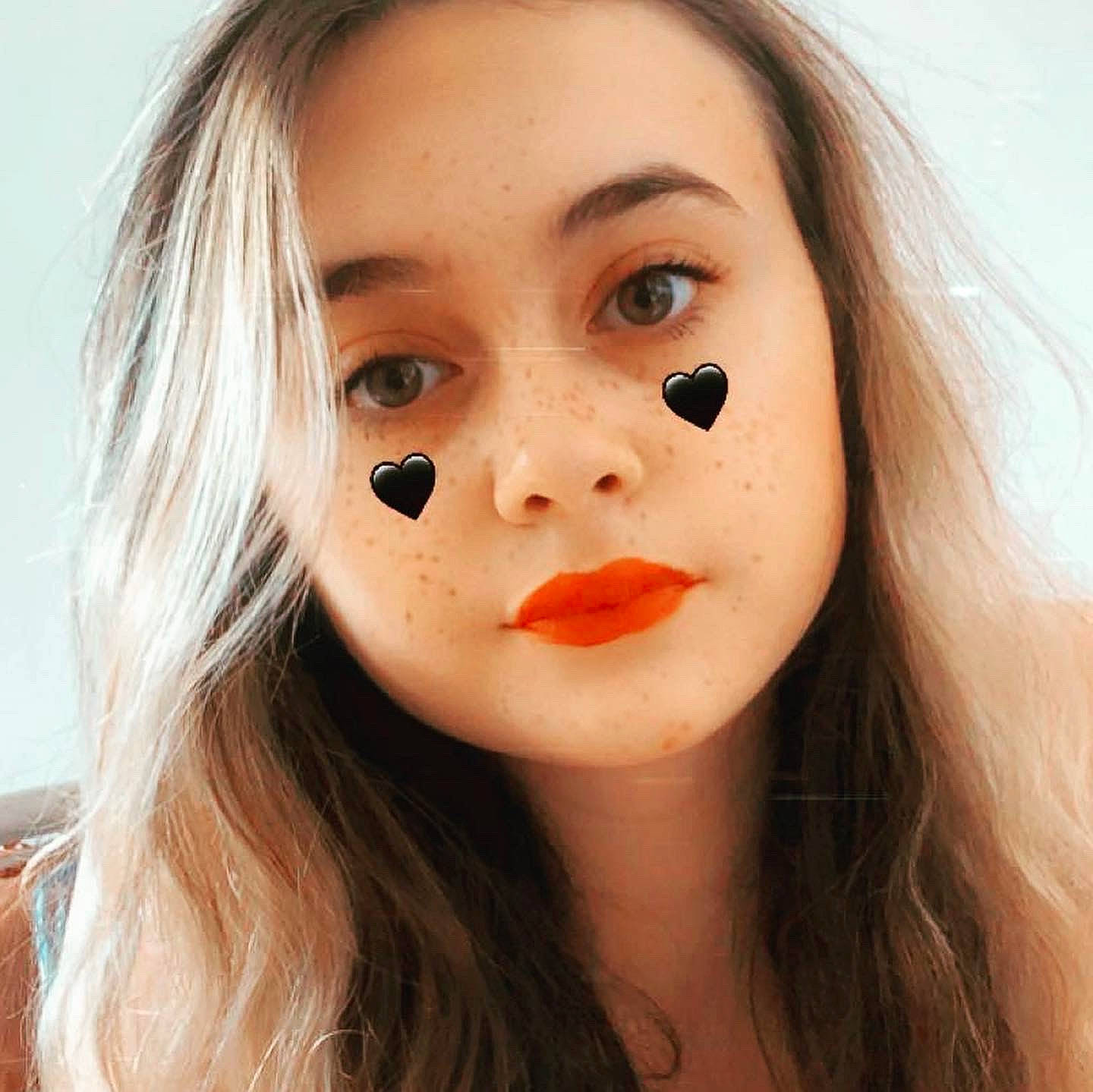 Vénus participe au concours pour gagner de l'argent avec cette photo : black_hair, cheek, chin, cosmetics, eyelash, flash_photography, iris, jaw, layered_hair, lip, lipstick, long_hair, makeover, mouth, neck, no_expression, nose, person, selfie, skin