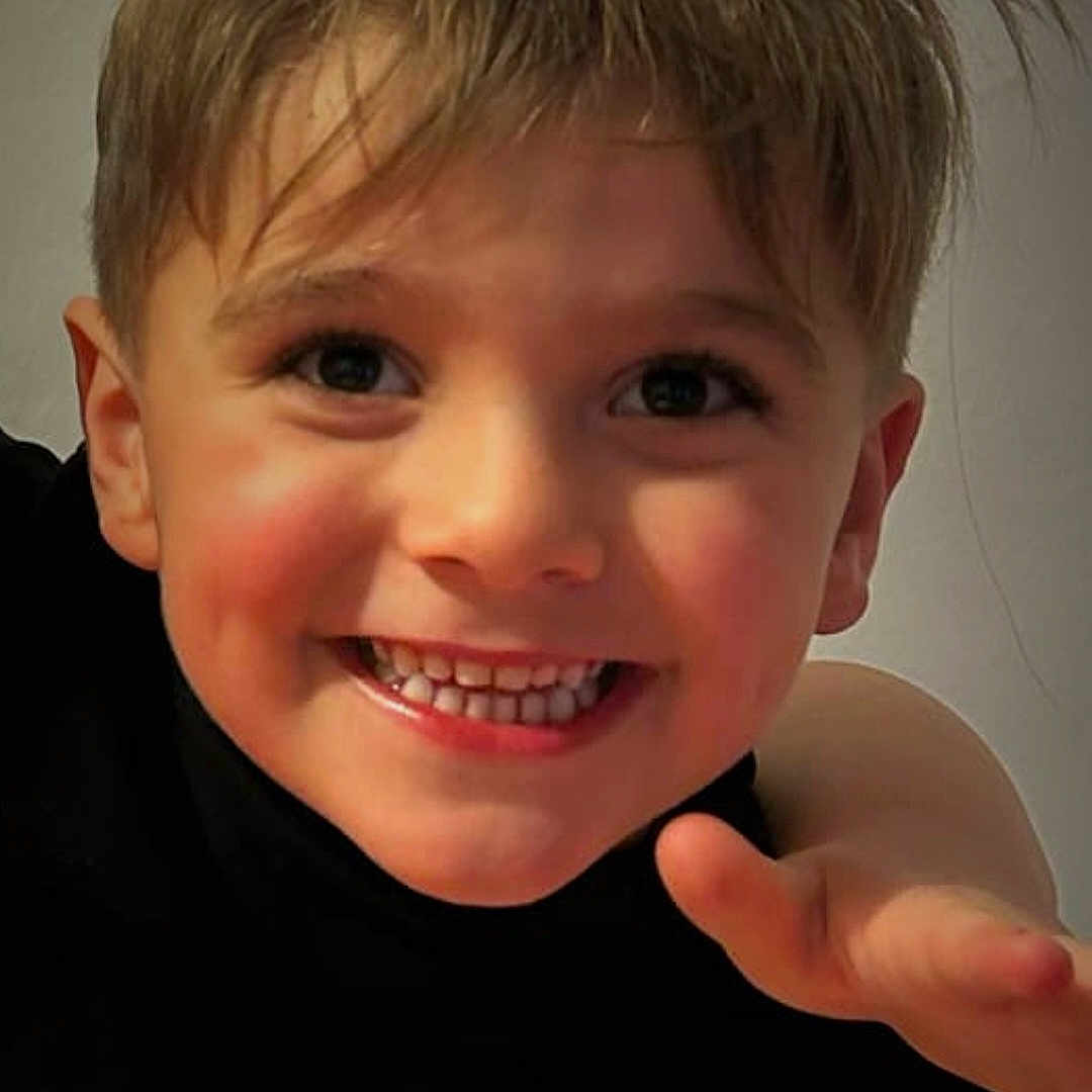 Gabriel a rejoint le concours — aidez-le/la à gagner de superbes lots ! black_clothing, casual, child, childhood, closeup, cute, expression, eyes, face, gesture, hair, hand, happy, indoor, joy, person, portrait, skin, smiling, young