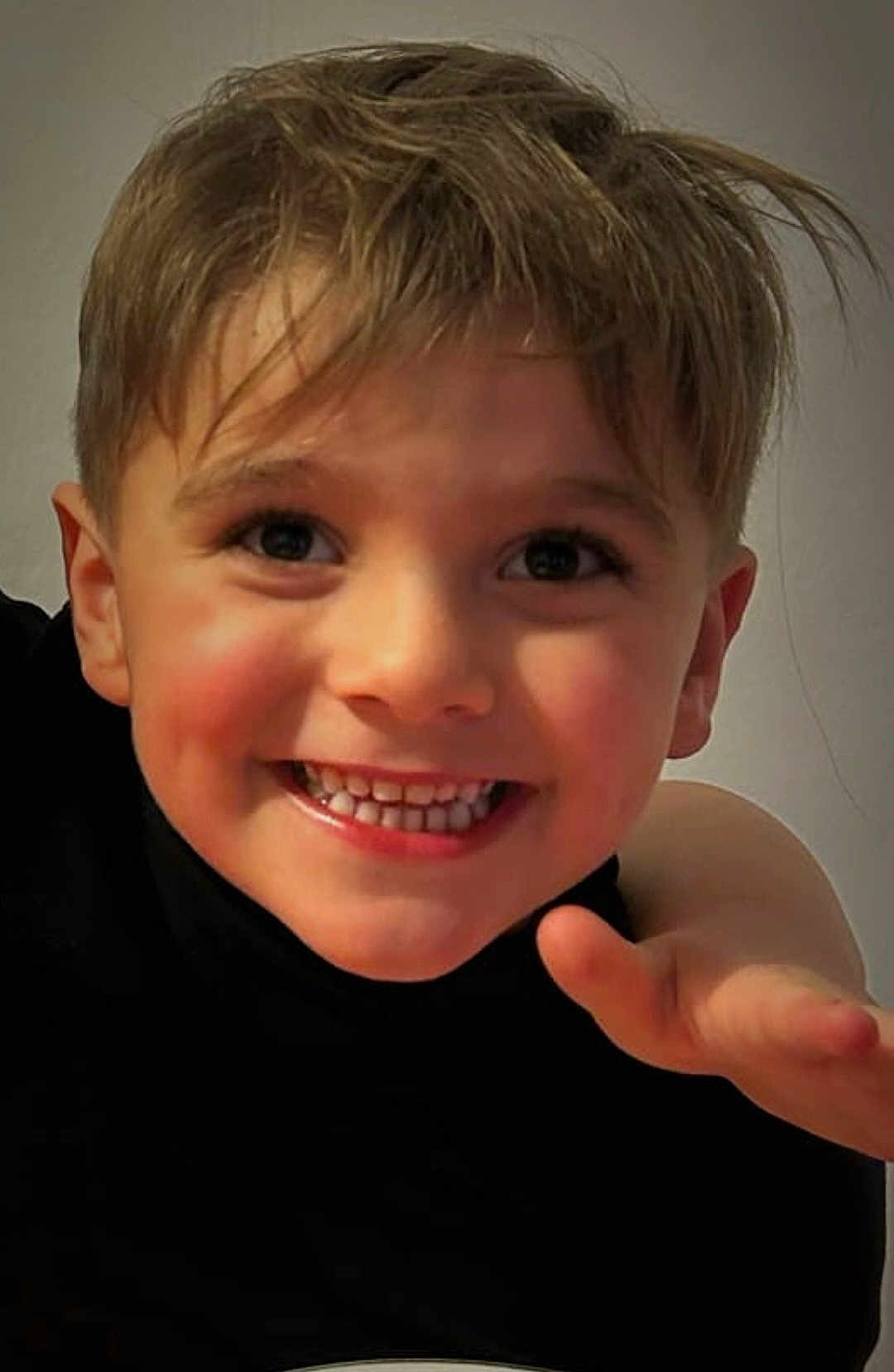 Gabriel a rejoint le concours — aidez-le/la à gagner de superbes lots ! child, smiling, face, hand, hair, portrait, happy, young, person, cute, expression, indoor, skin, eyes, gesture, black_clothing, closeup, joy, childhood, casual