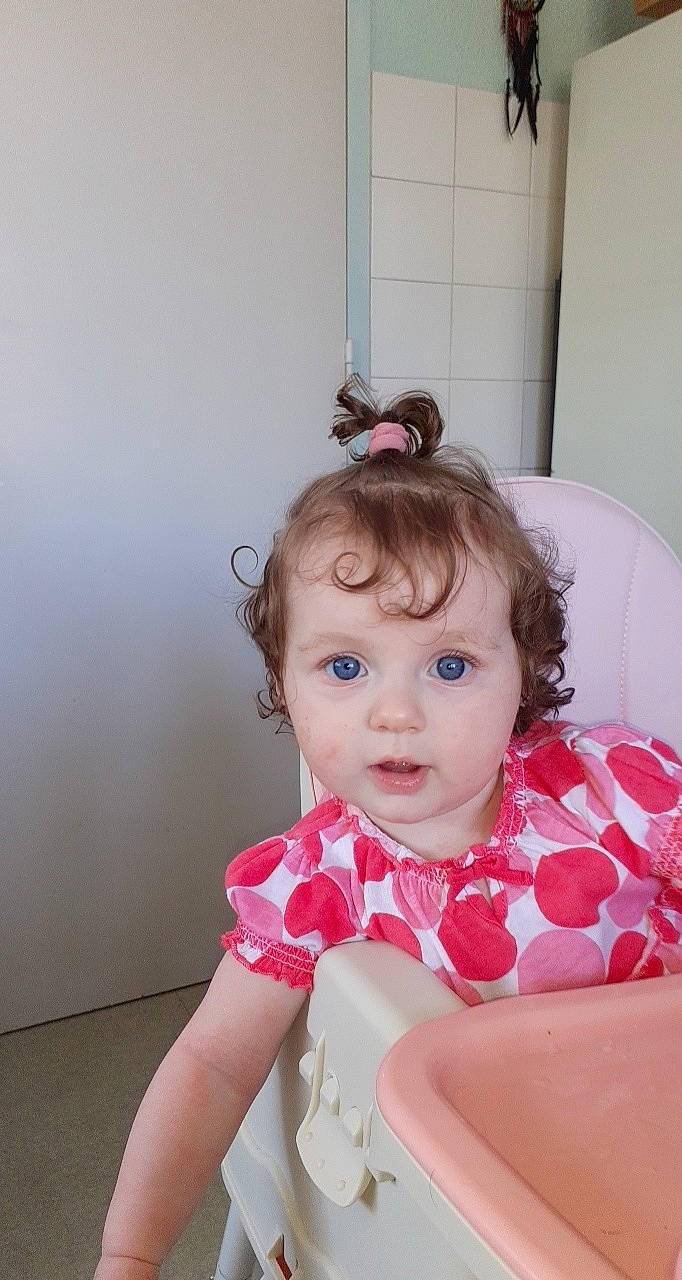 Léna participe au concours pour gagner de l'argent avec cette photo : baby, baby_toddler_clothing, cheek, child, hair_accessory, person, pink, smile, toddler