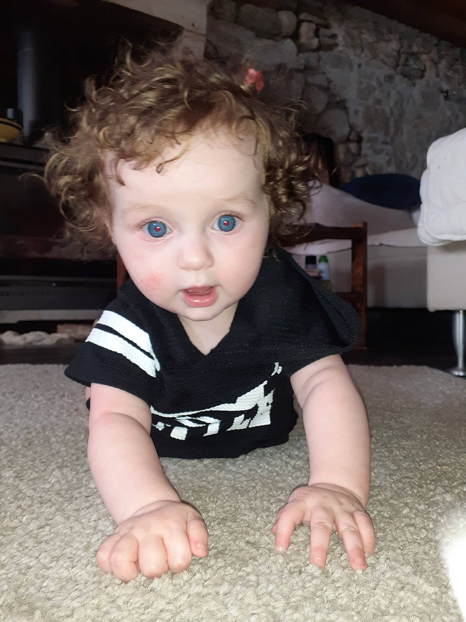 Léna participe au concours pour gagner de l'argent avec cette photo : arm, baby, cheek, child, crawling, eye, face, finger, floor, flooring, head, leg, nose, person, sitting, skin, surprise, toddler