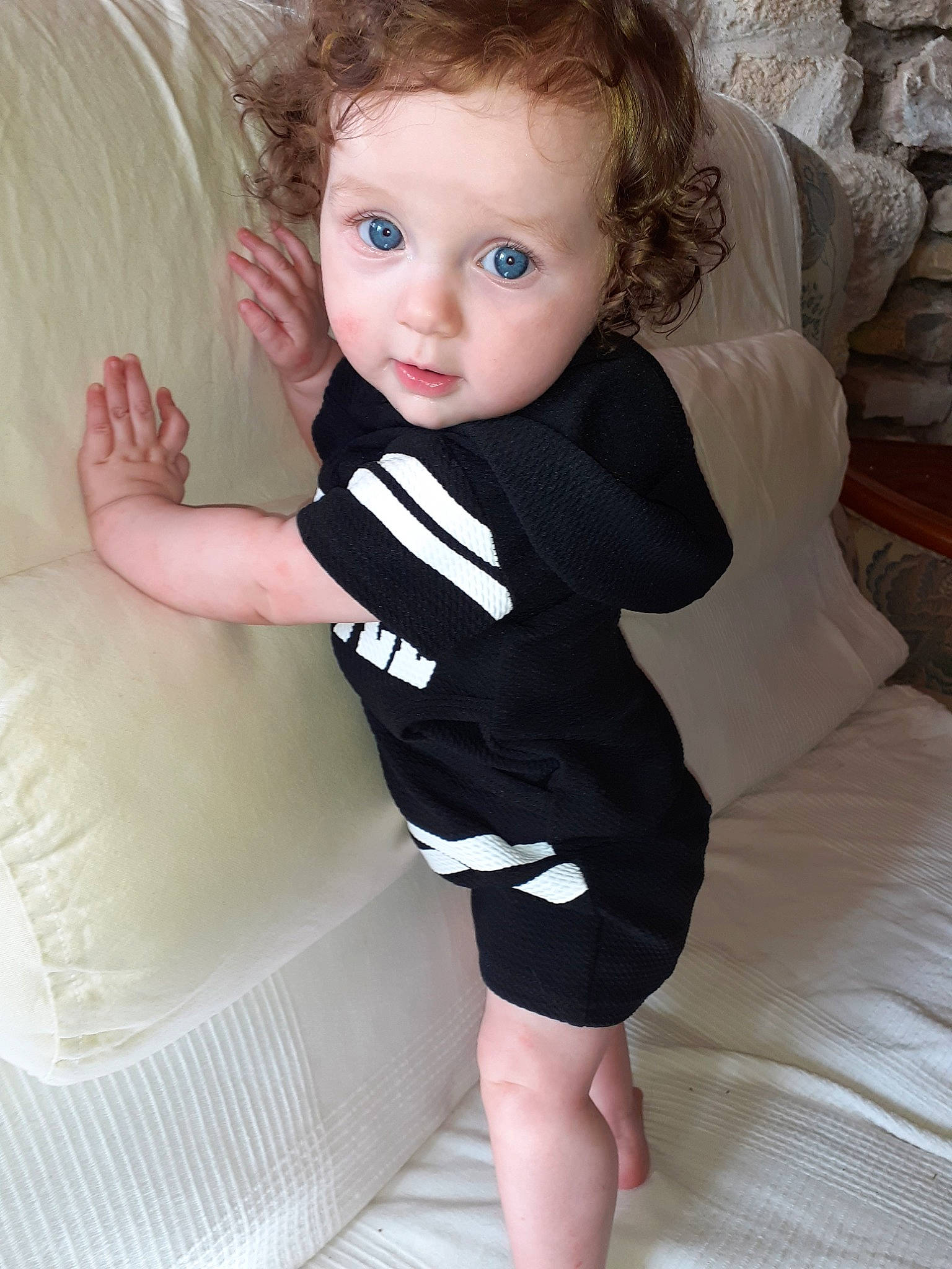 Léna a rejoint le concours — aidez-le/la à gagner de superbes lots ! arm, baby, baby_products, baby_toddler_clothing, child, child_model, eye, joint, leg, person, product, shoulder, skin, sleeve, t_shirt, toddler