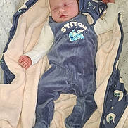 Jenna a rejoint le concours — aidez-le/la à gagner de superbes lots ! baby, sleeping, blanket, onesie, blue_clothing, crib, lace, soft_fabric, infant, cute, peaceful, indoor, child, newborn, cozy, wrapped, stitch_character, headwear, resting, toddler