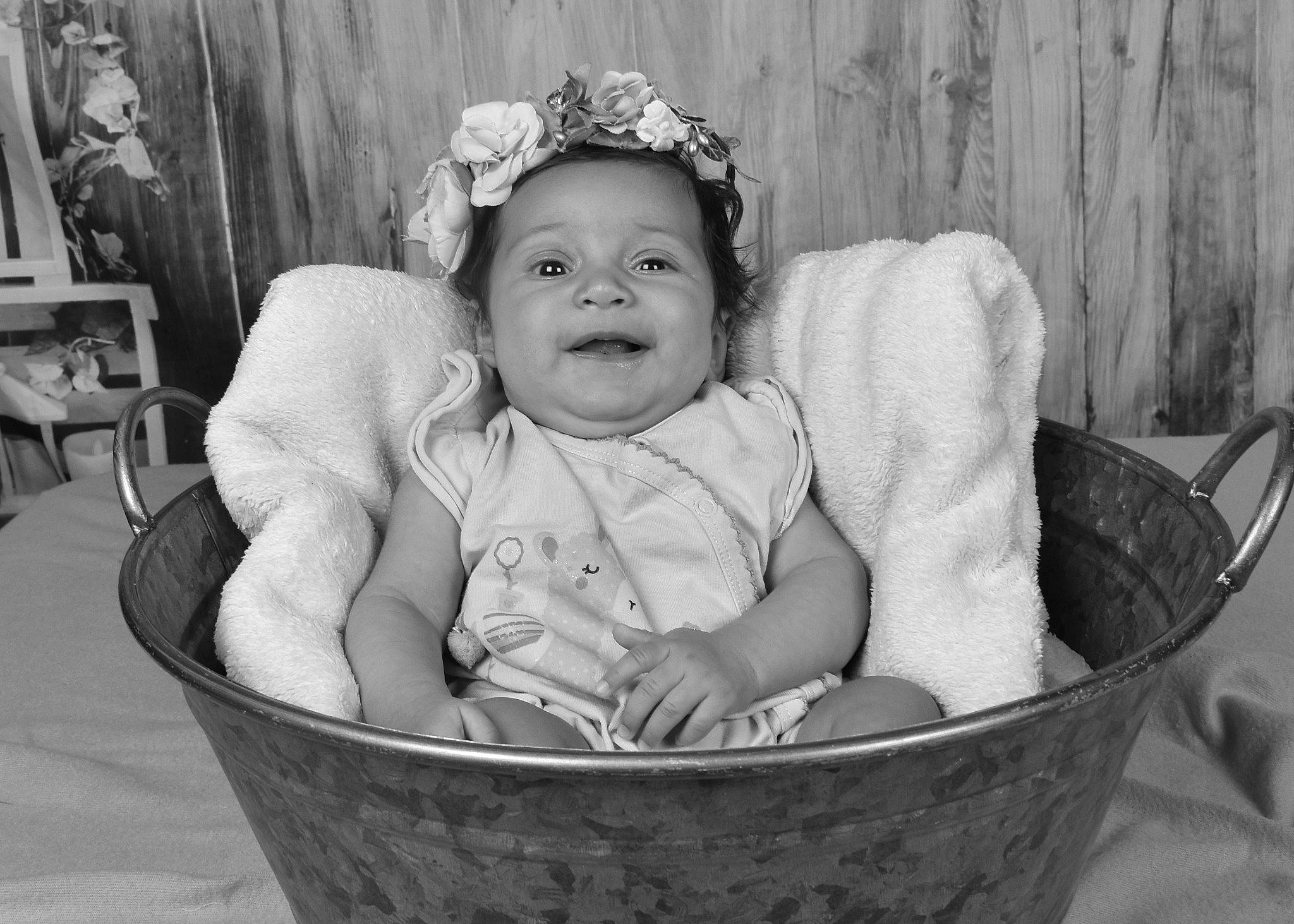 Jade a rejoint le concours — aidez-le/la à gagner de superbes lots ! baby, baby_toddler_clothing, black, cheek, child, facial_expression, flash_photography, fun, happy, headband, headpiece, iris, monochrome, monochrome_photography, person, plant, sitting, smile, stock_photography, toddler
