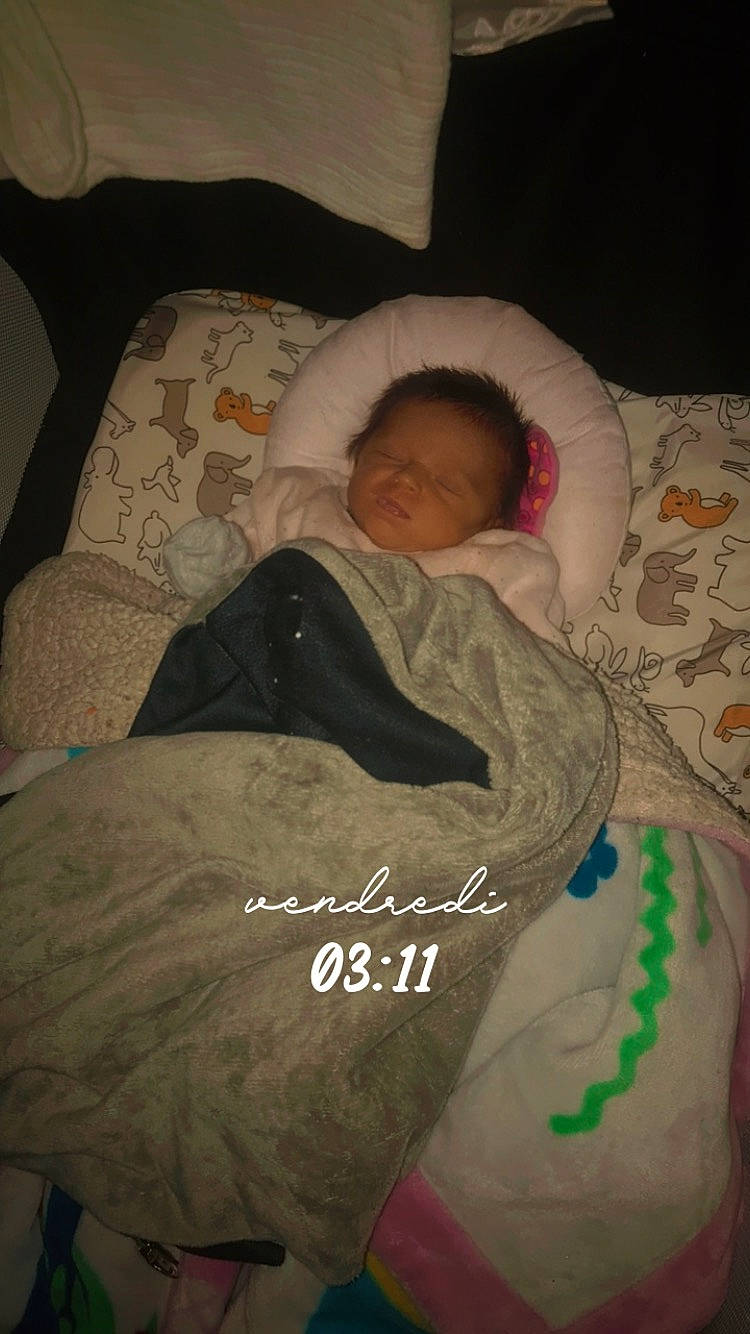 Maélia a rejoint le concours — aidez-le/la à gagner de superbes lots ! baby, baby_sleeping, baby_toddler_clothing, bedding, bedtime, cheek, child, comfort, finger, head, linens, nap, pattern, person, room, sitting, sleep, sleeve, textile, toddler