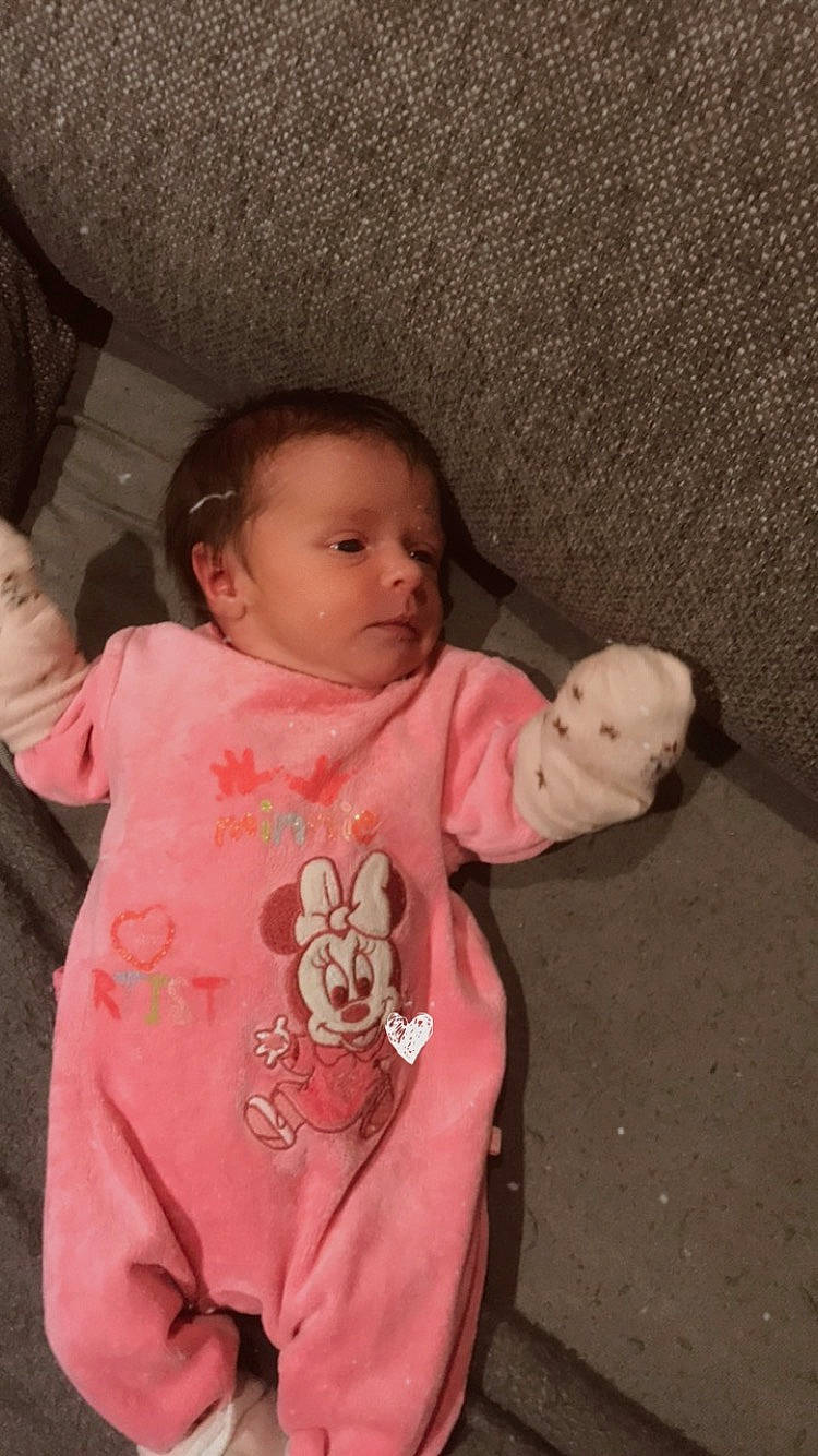 Maélia a rejoint le concours — aidez-le/la à gagner de superbes lots ! baby, baby_toddler_clothing, cheek, child, chin, comfort, eye, fun, gesture, hairstyle, happy, iris, lip, mouth, nose, person, sitting, skin, sleeve, t_shirt