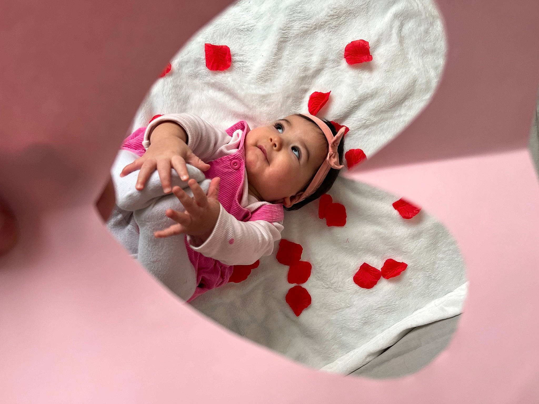 Maïla a rejoint le concours — aidez-le/la à gagner de superbes lots ! arm, baby, baby_toddler_clothing, carmine, christmas, christmas_eve, costume_hat, event, fictional_character, finger, gesture, hand, happy, headwear, holiday, linens, person, santa_claus, sleeve, sweetness