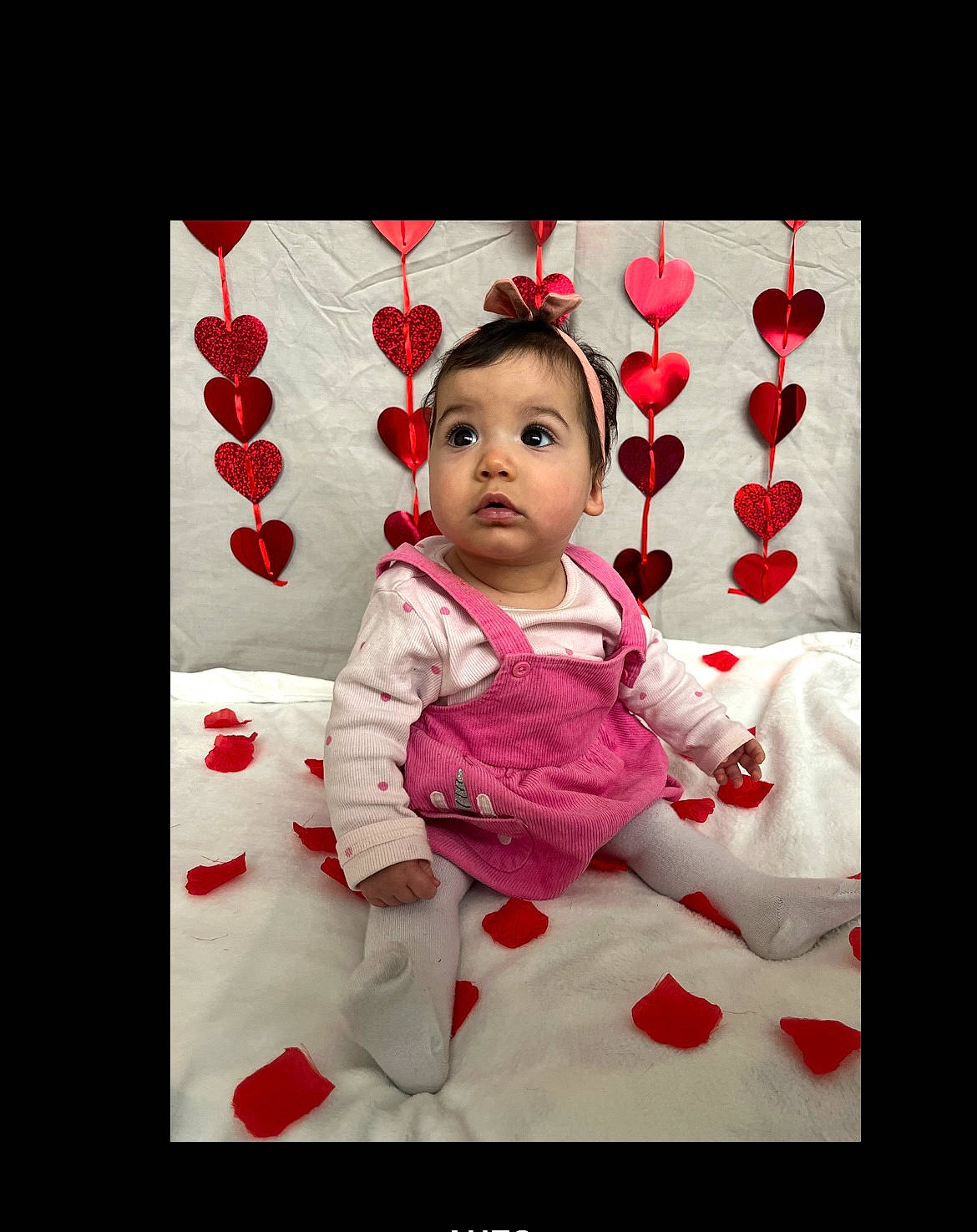 Maïla participe au concours pour gagner de l'argent avec cette photo : baby, baby_toddler_clothing, carmine, child, collar, flash_photography, font, happy, magenta, pattern, person, picture_frame, portrait_photography, rectangle, sitting, sleeve, toddler