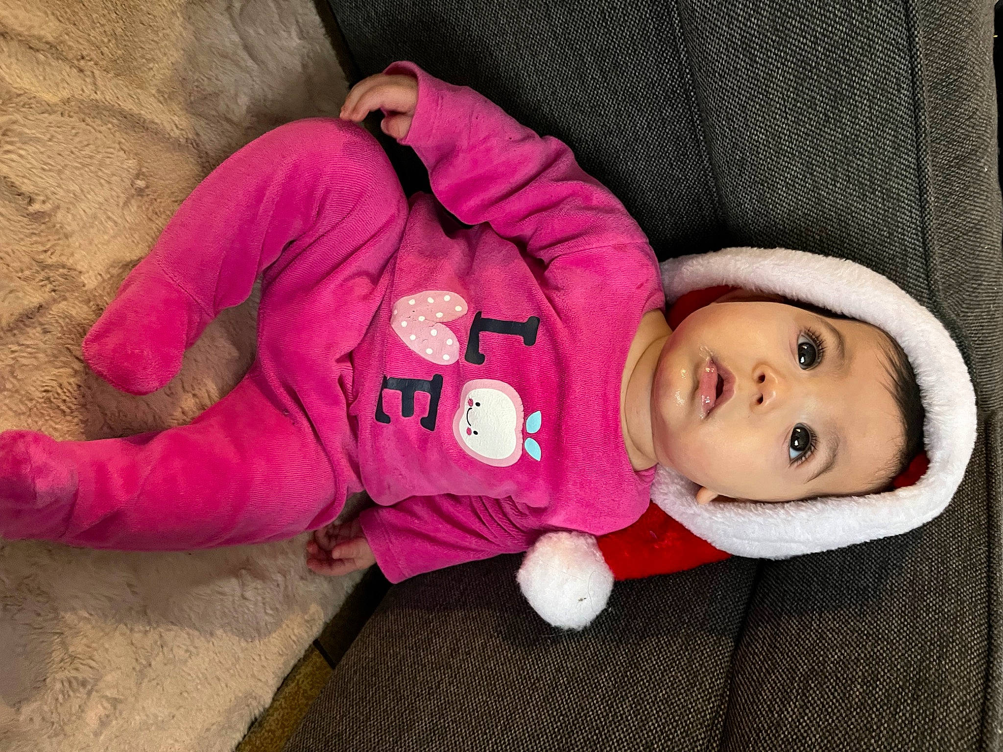 Maïla a rejoint le concours — aidez-le/la à gagner de superbes lots ! baby, baby_products, baby_safety, baby_toddler_clothing, carmine, cheek, child, comfort, fur, head, headgear, human_body, jacket, magenta, person, pink, sitting, sleeve, textile, toddler