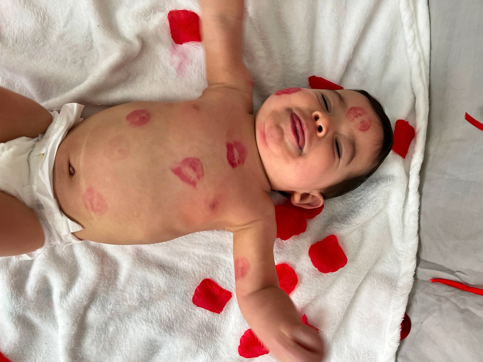 Maïla a rejoint le concours — aidez-le/la à gagner de superbes lots ! abdomen, arm, baby, baby_toddler_clothing, cheek, chest, child, comfort, eye, face, hand, head, human_body, linens, person, product, skin, stomach, textile, toddler