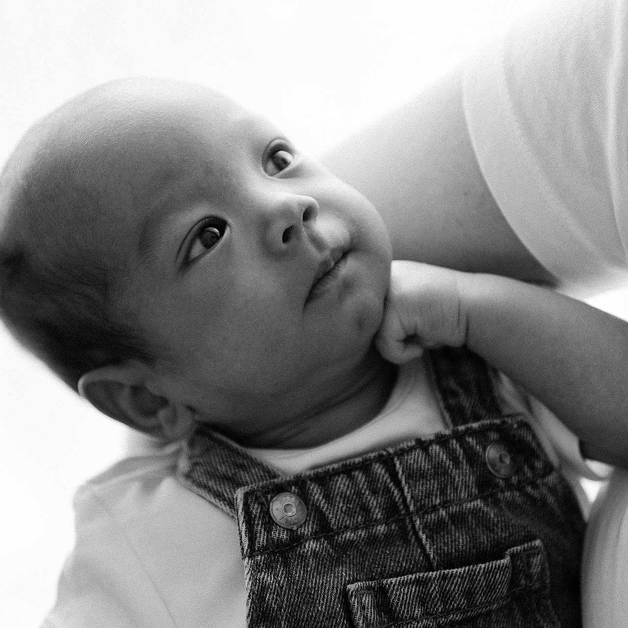 Louis participe au concours pour gagner de l'argent avec cette photo : baby, bodypart, clothing, face, finger, frown, hand, happy, head, jeans, kissing, mouth, newborn, pants, person, photography, portrait, sad, smile, t_shirt