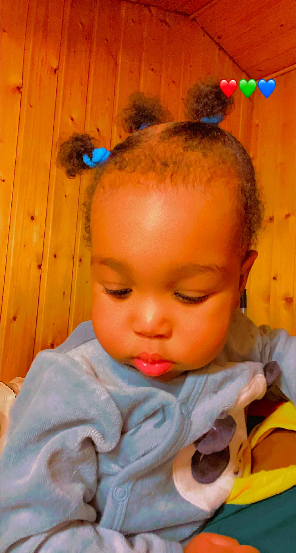 Abby Gaelle a rejoint le concours — aidez-le/la à gagner de superbes lots ! baby_toddler_clothing, cheek, child, chin, ear, eye, eyebrow, eyelash, forehead, fun, hair, happy, headgear, iris, lip, nose, orange, person, skin, toddler