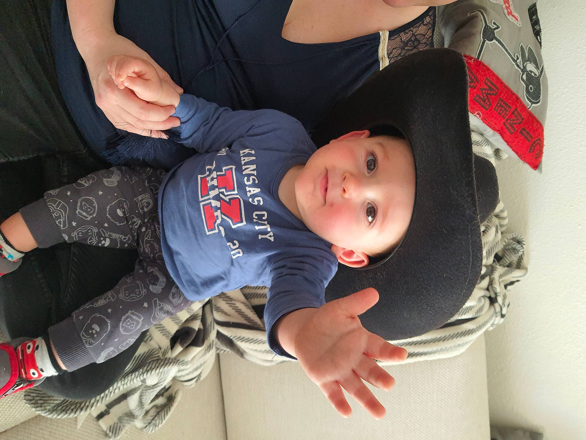 Thiago participe au concours pour gagner de l'argent avec cette photo : arm, baby, baby_toddler_clothing, child, clothing, comfort, cool, elbow, fun, hand, hat, headwear, person, plant, sitting, sleeve, t_shirt, thigh, toddler, tree