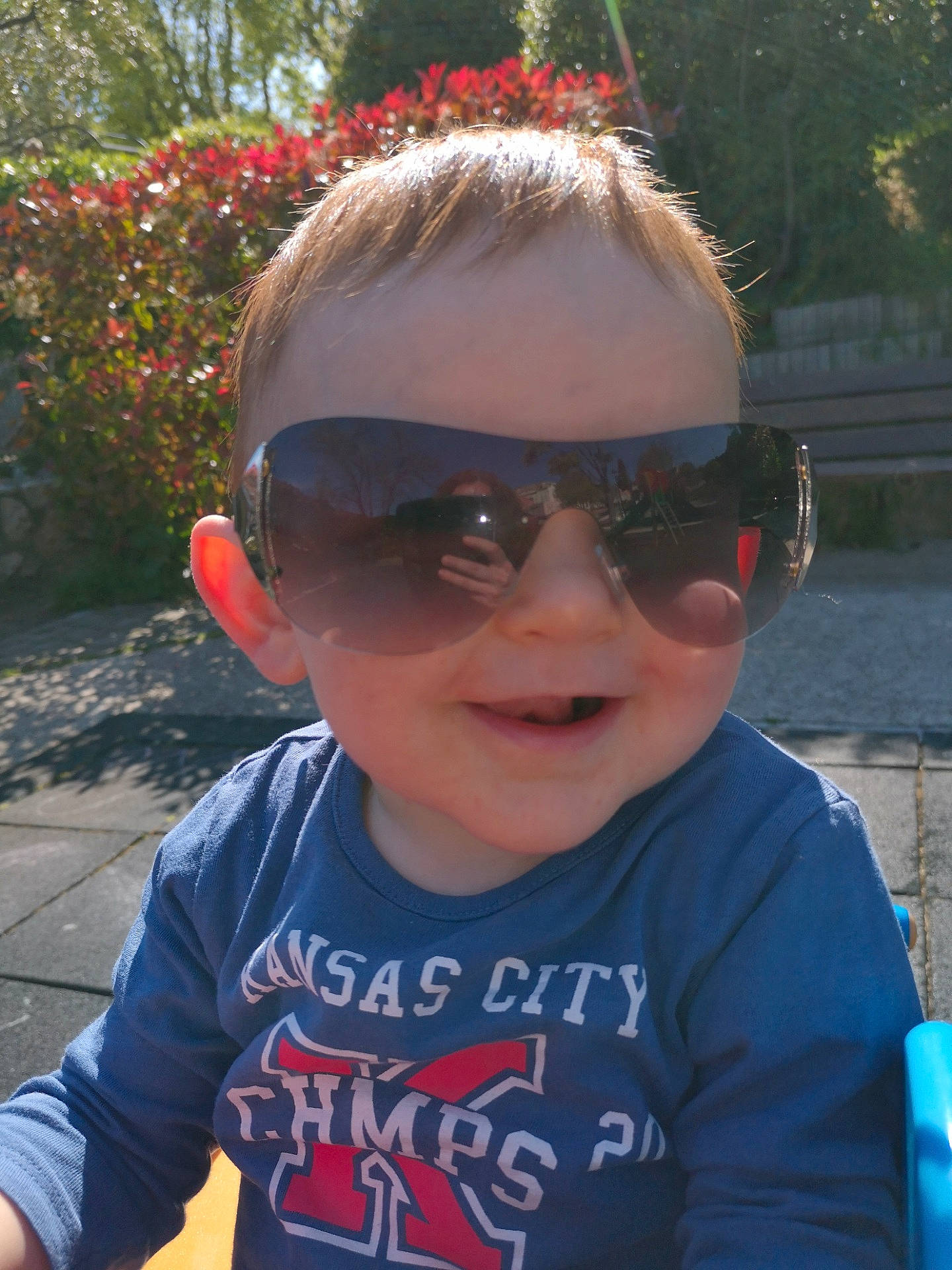 Thiago a rejoint le concours — aidez-le/la à gagner de superbes lots ! blue, chin, cool, eyewear, fun, glasses, goggles, grass, happy, head, leisure, lip, person, pink, plant, red, smile, summer, sunglasses, toddler