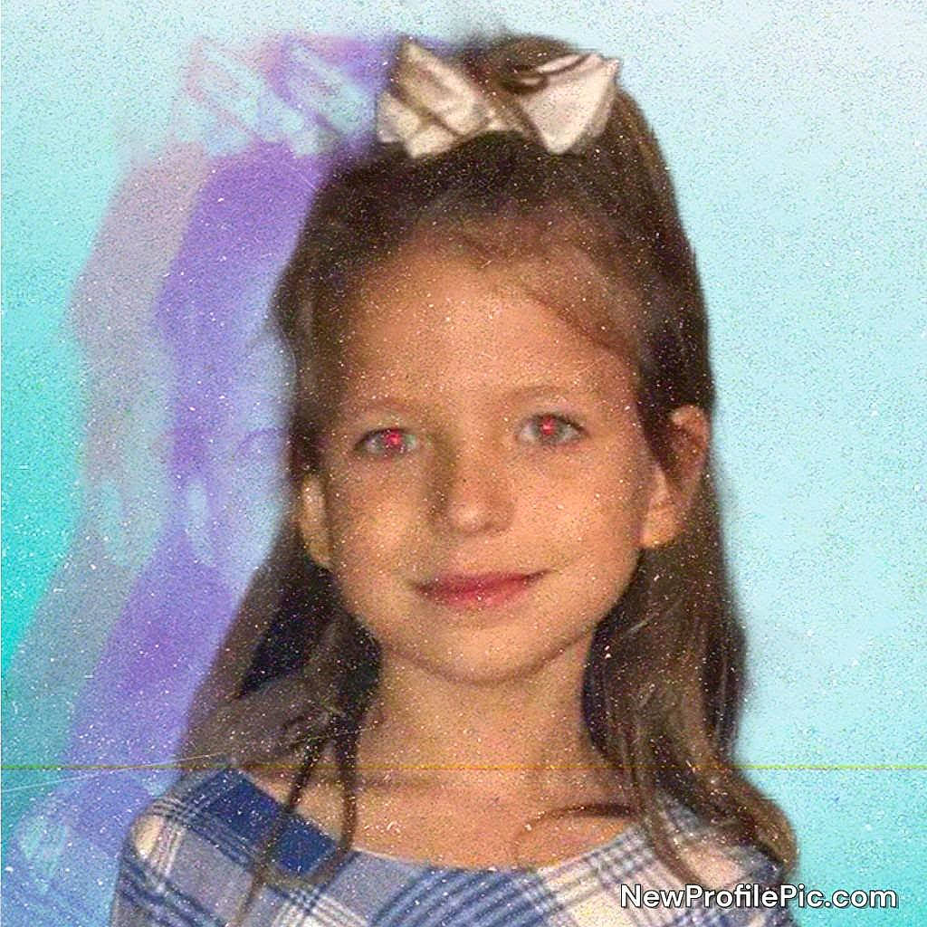 Alize is registered to the contest to win money with this photo: art, black_hair, brown_hair, cheek, chin, ear, eyebrow, eyelash, forehead, happy, head, headpiece, iris, jaw, joy, lip, long_hair, nose, paint, painting