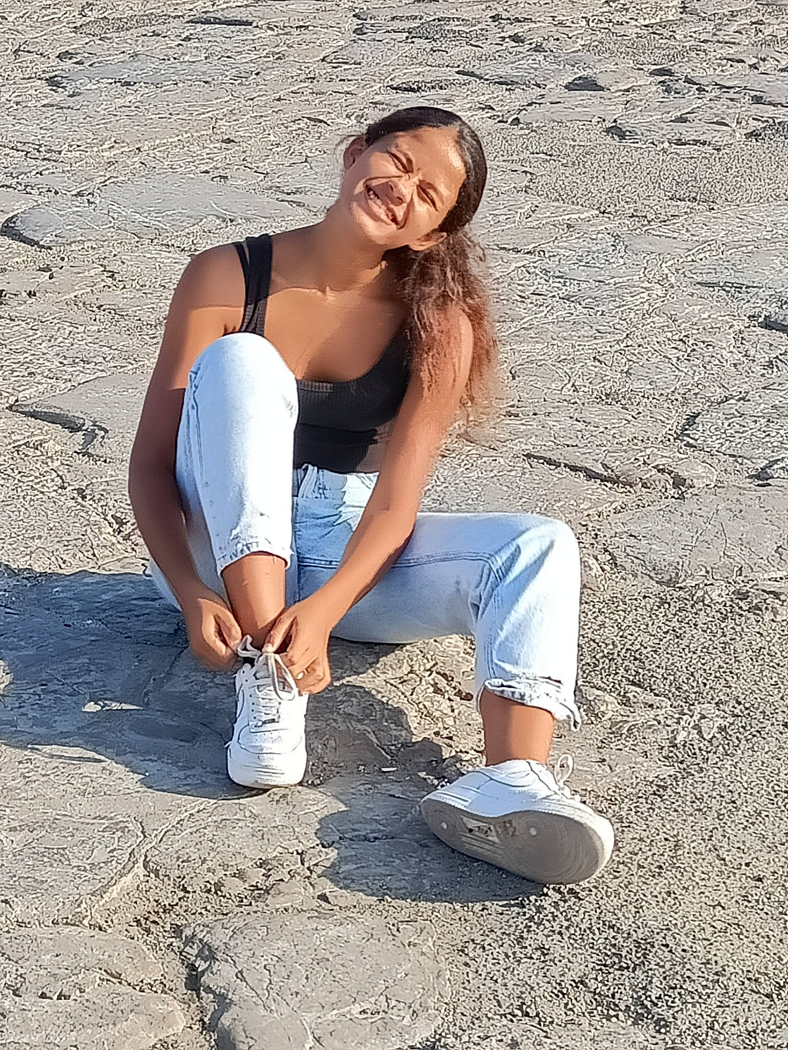 Grace Méline participe au concours pour gagner de l'argent avec cette photo : denim, elbow, electric_blue, flash_photography, footwear, grass, hair, happy, joy, knee, landscape, people_in_nature, person, shoe, smile, sneakers, sportswear, standing, t_shirt, thigh